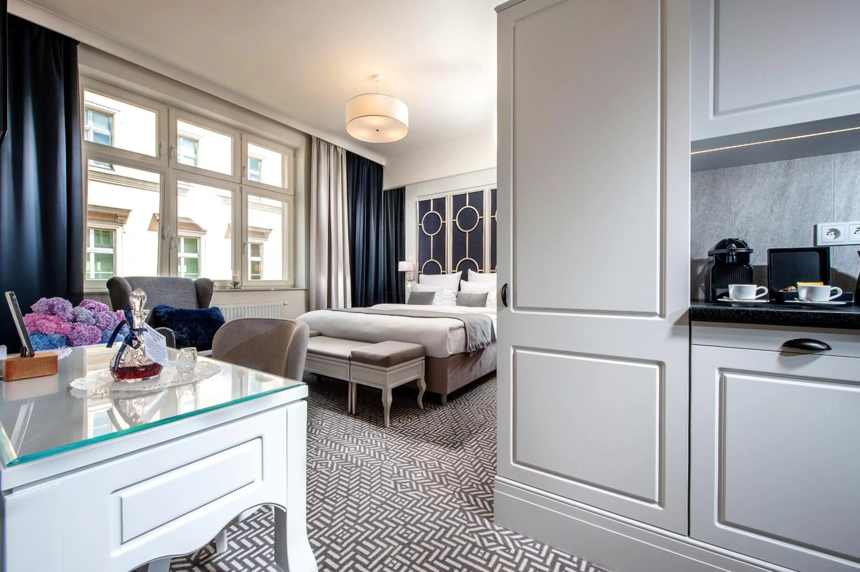 Kitchen or kitchenette, Bed in Amber Design Residence