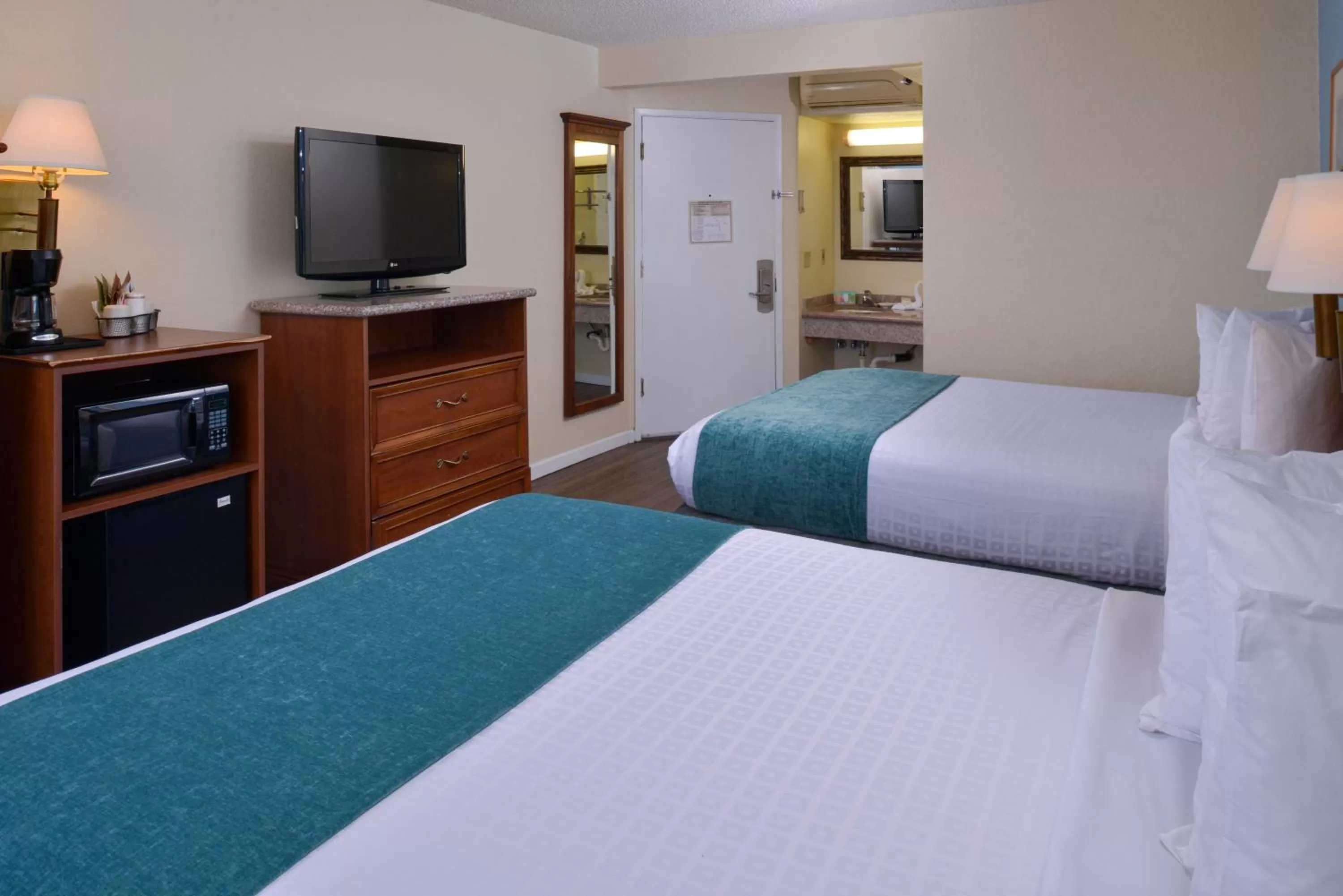 Bed in Edgewater Inn and Suites