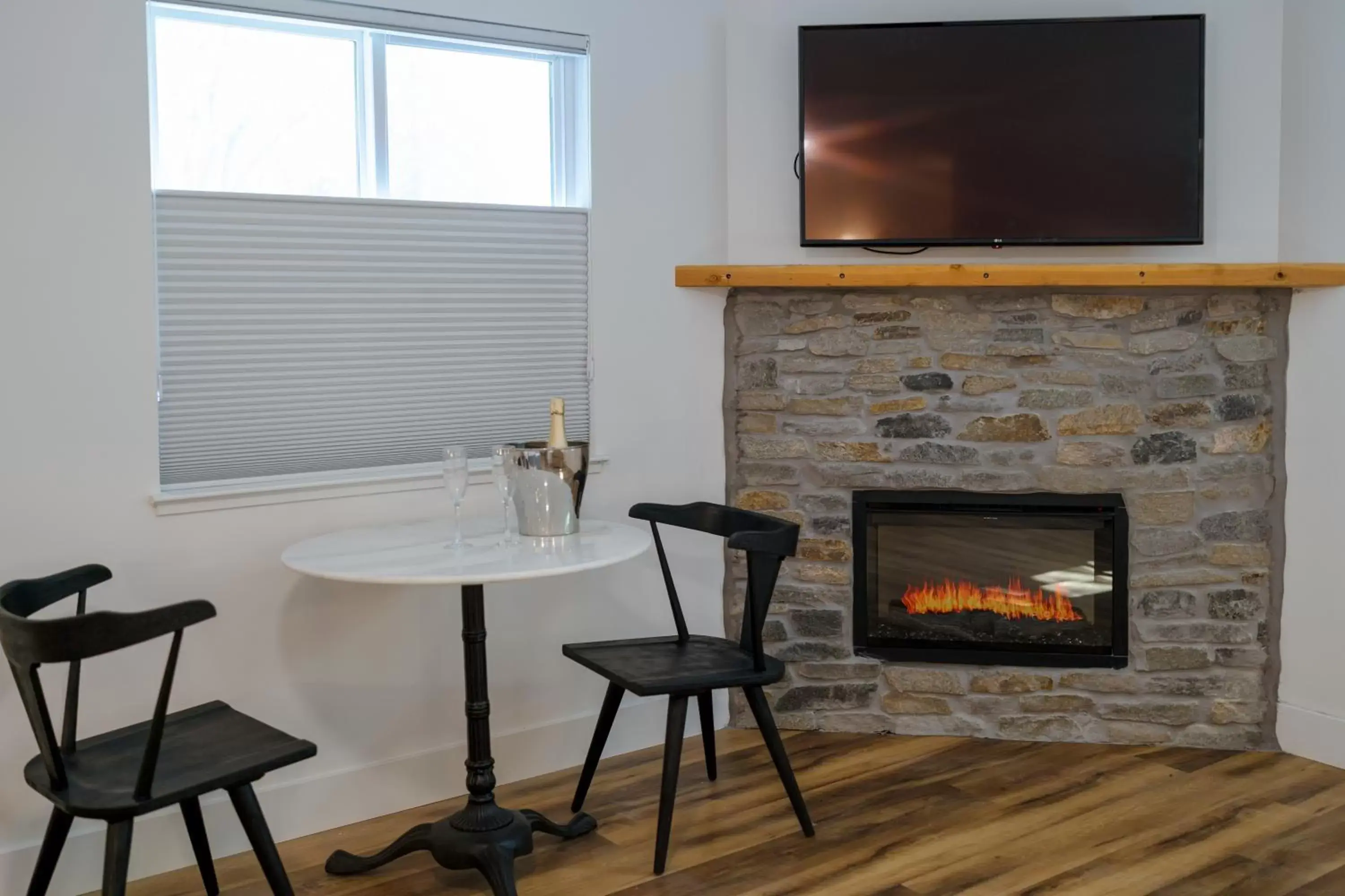 Seating area, TV/Entertainment Center in The Inn on Pine