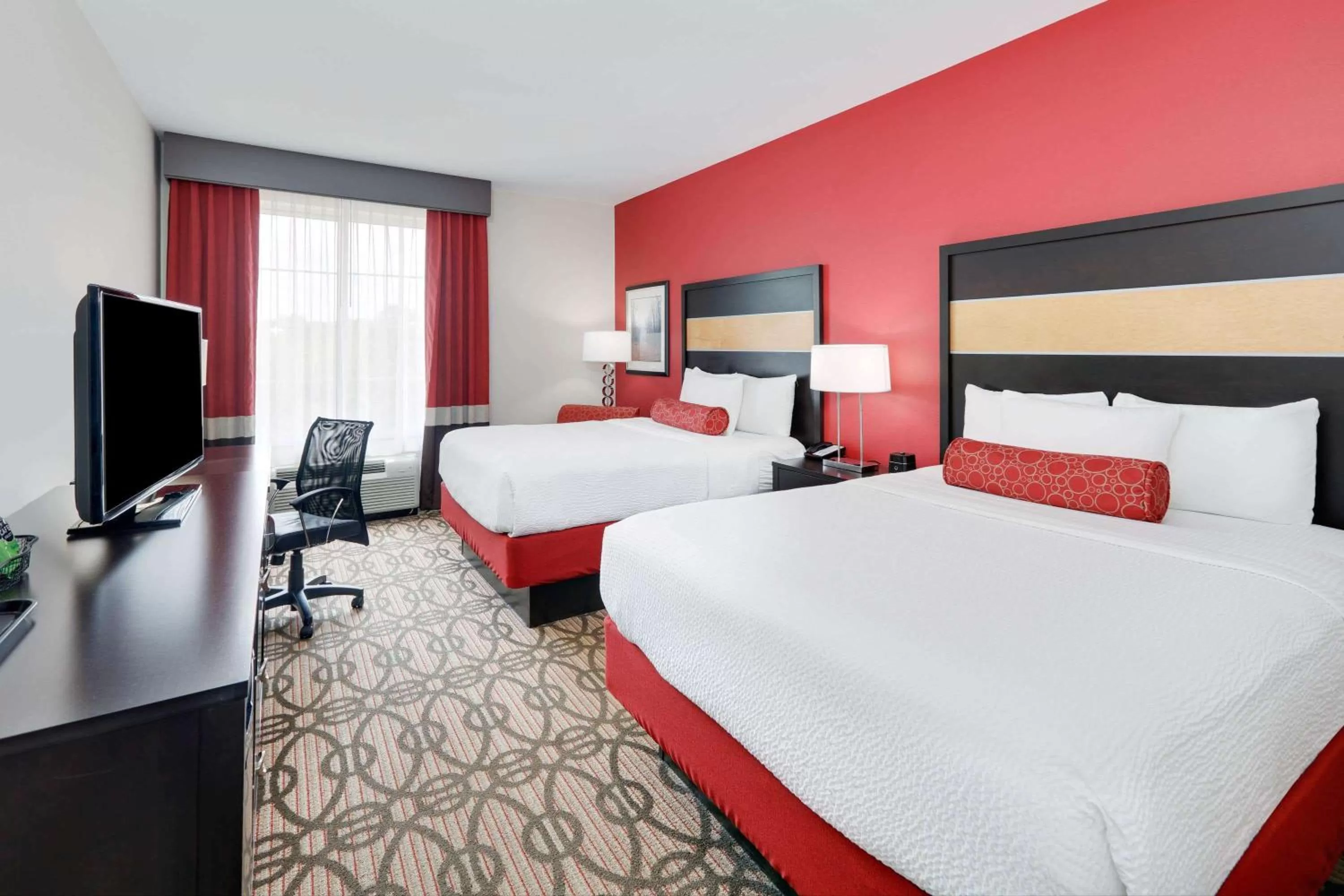 Deluxe Room with Mobility/Hearing Impaired Access - Non-Smoking in La Quinta by Wyndham Starkville at MSU