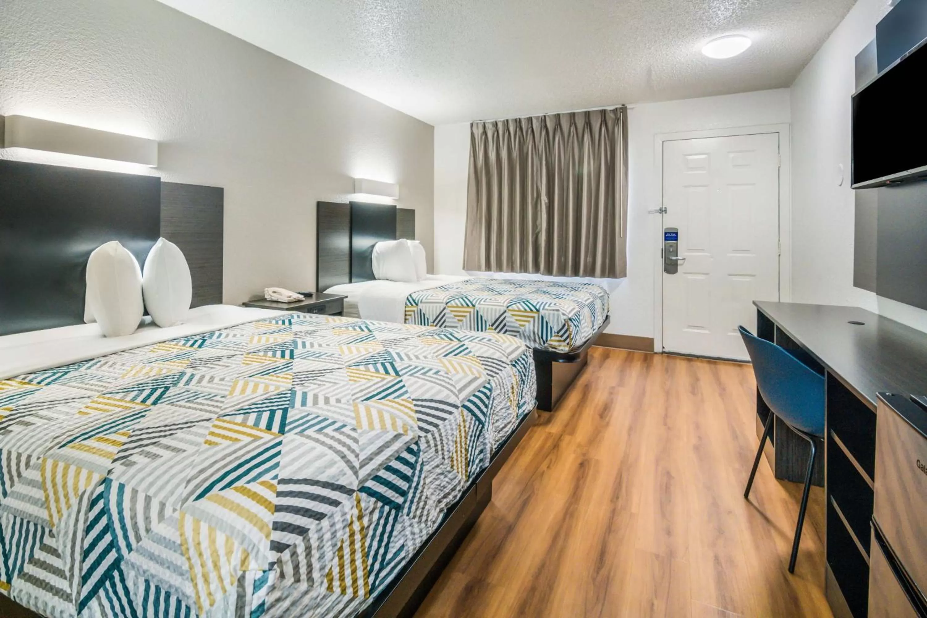 Photo of the whole room, Bed in Motel 6-Irving, TX - Dallas