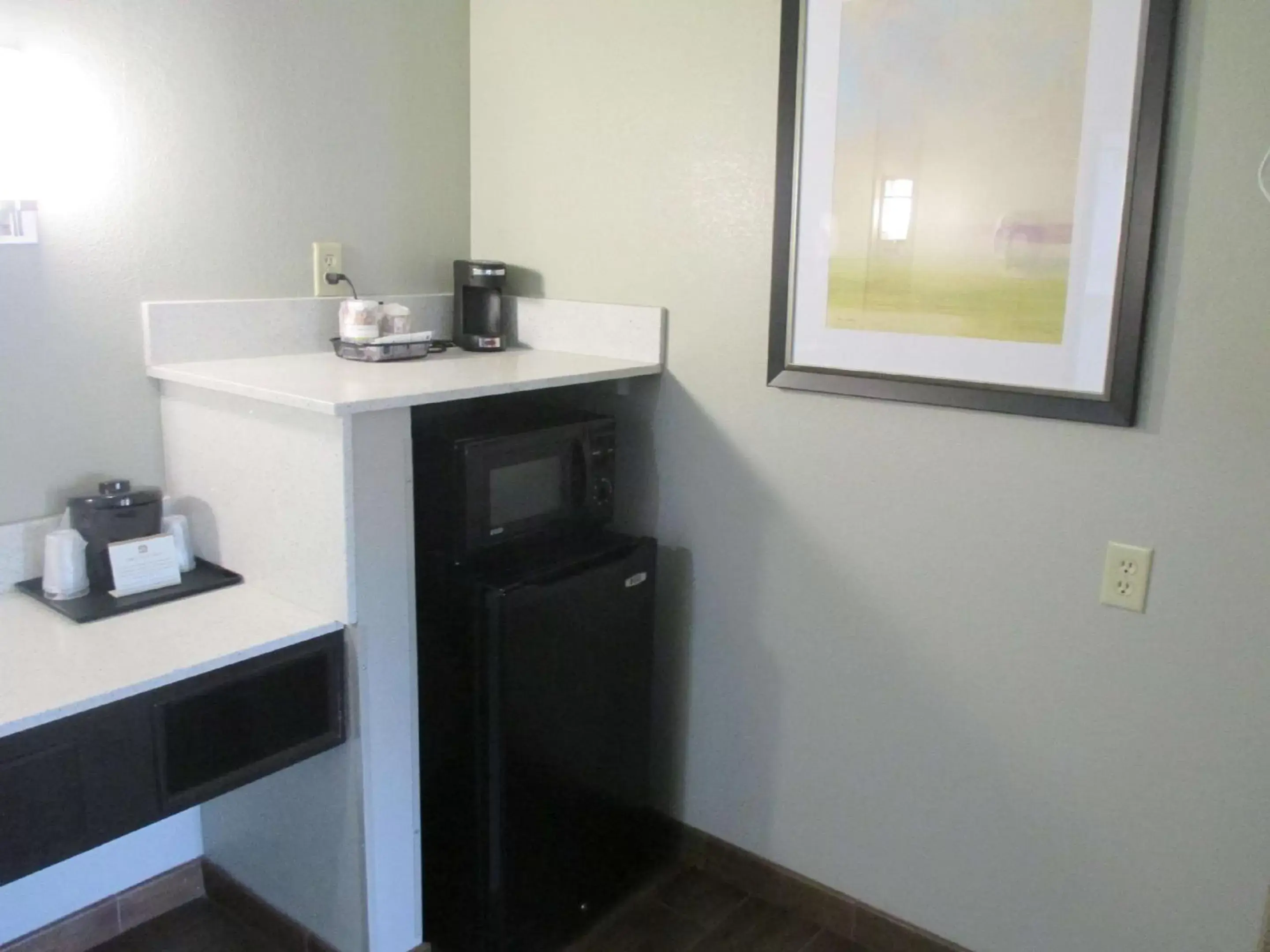 Photo of the whole room, Kitchen/Kitchenette in Best Western Executive Suites