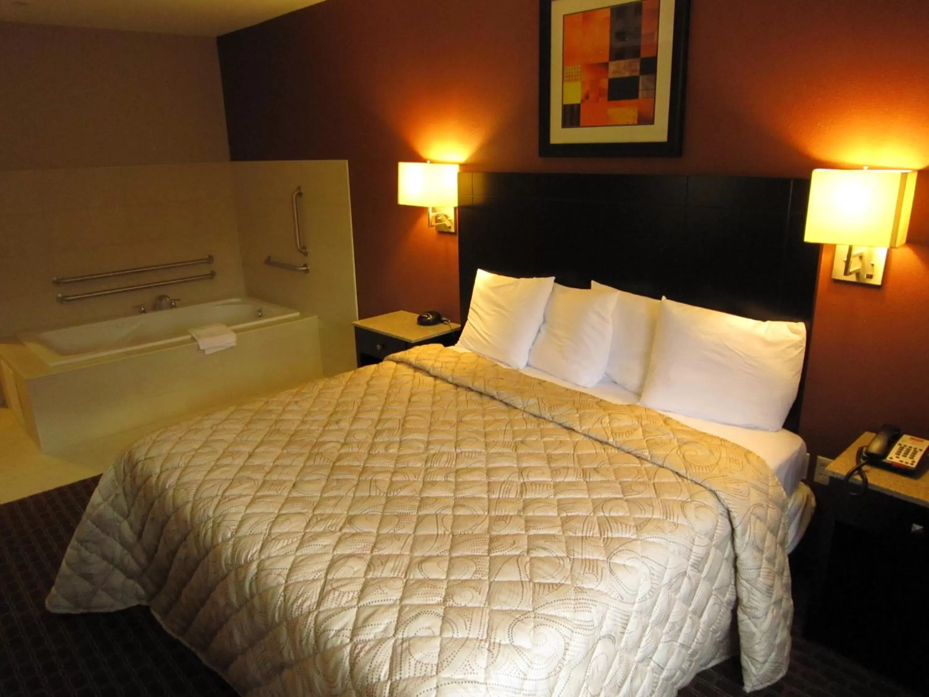 Photo of the whole room, Bed in Red Carpet Inn and Suites Monmouth Junction