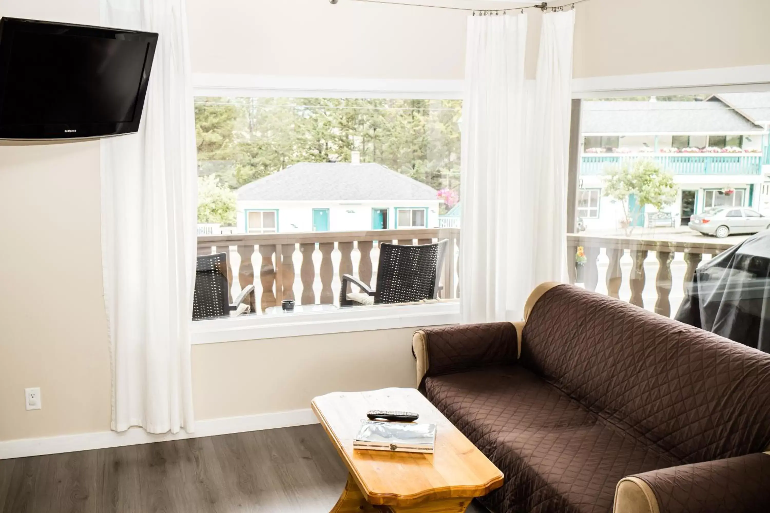 TV and multimedia, Seating Area in Crescent Motel