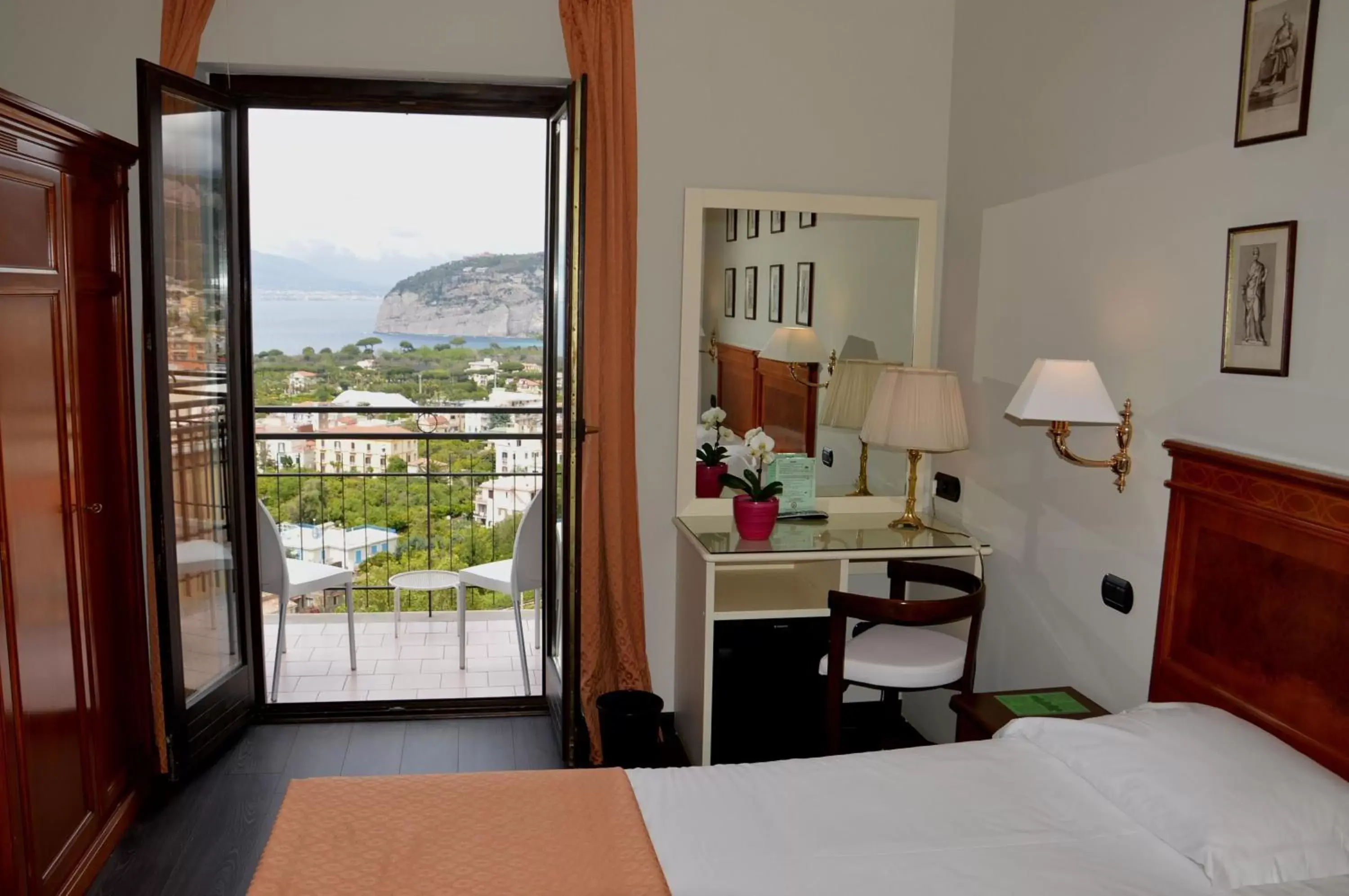 Bedroom, Balcony/Terrace in Hotel Cristina