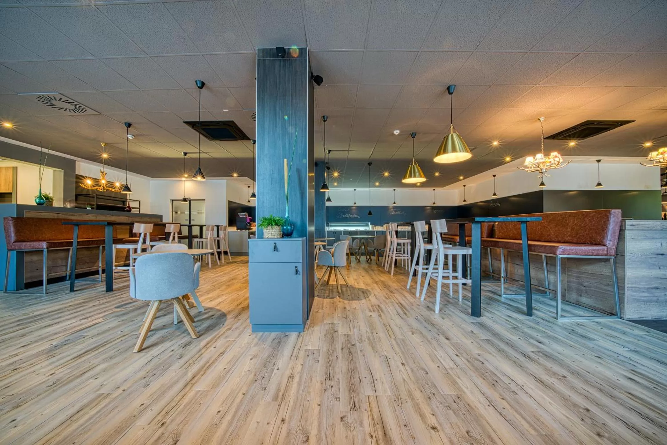 Lounge or bar in FourSide Hotel Salzburg Messe, Trademark Collection by Wyndham