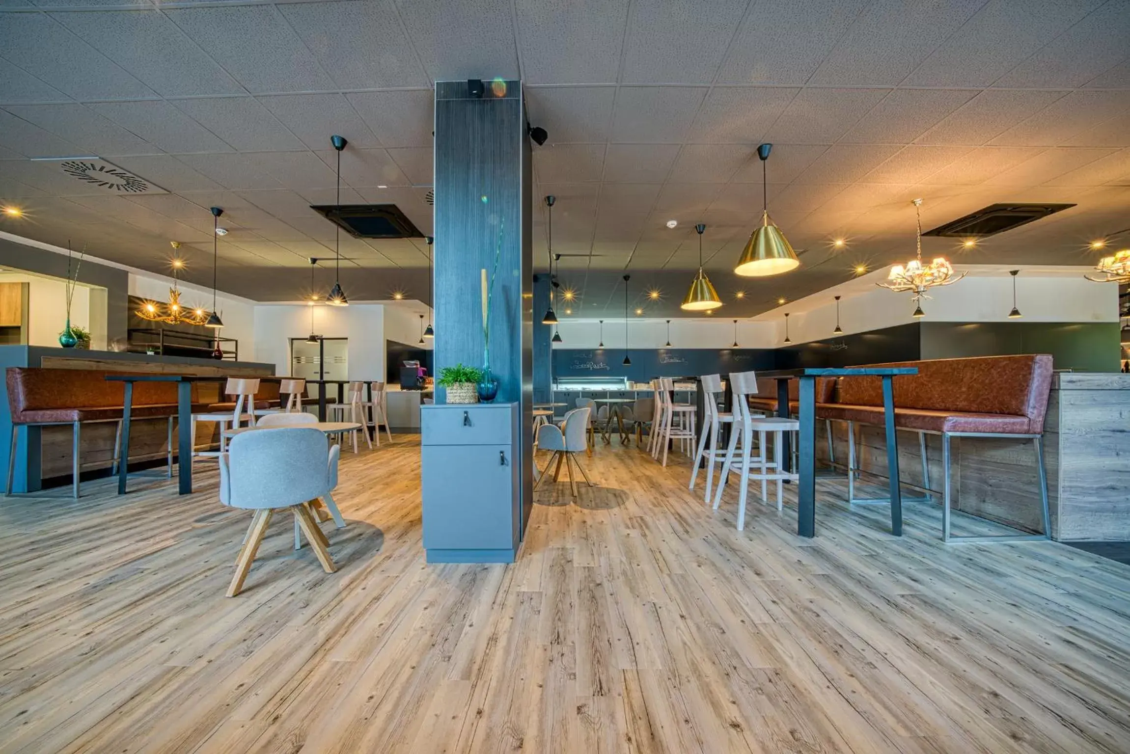 Lounge or bar in FourSide Hotel Salzburg Messe, Trademark Collection by Wyndham Lounge or bar in FourSide Hotel Salzburg Messe, Trademark Collection by Wyndham