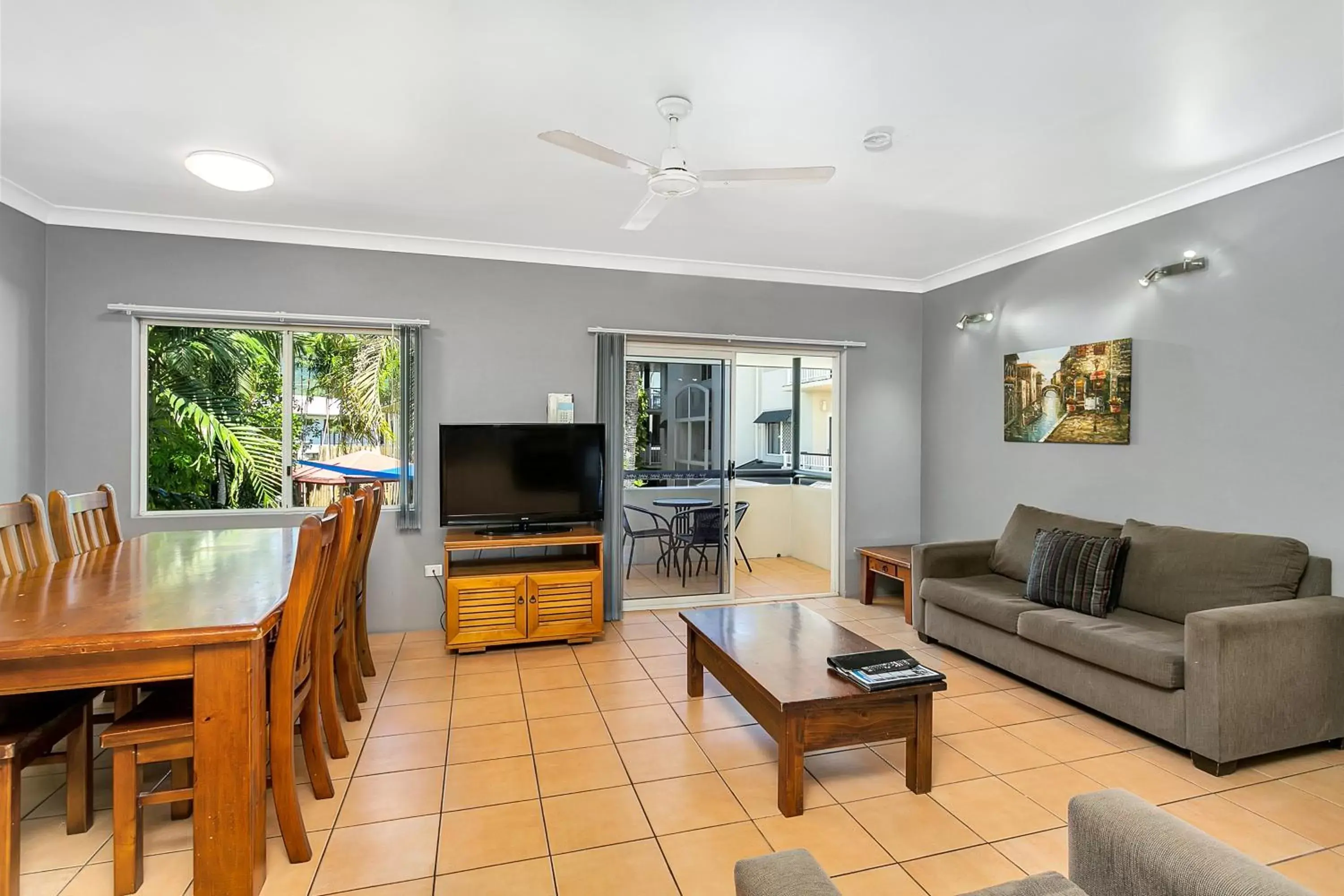 TV and multimedia, Seating Area in Cairns Reef Apartments & Motel