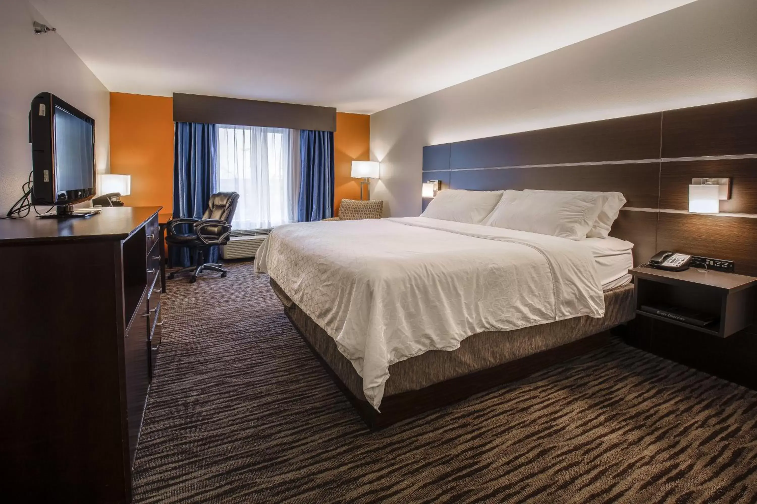 Photo of the whole room, Bed in Holiday Inn Express Hotel & Suites Sioux Falls-Brandon, an IHG Hotel