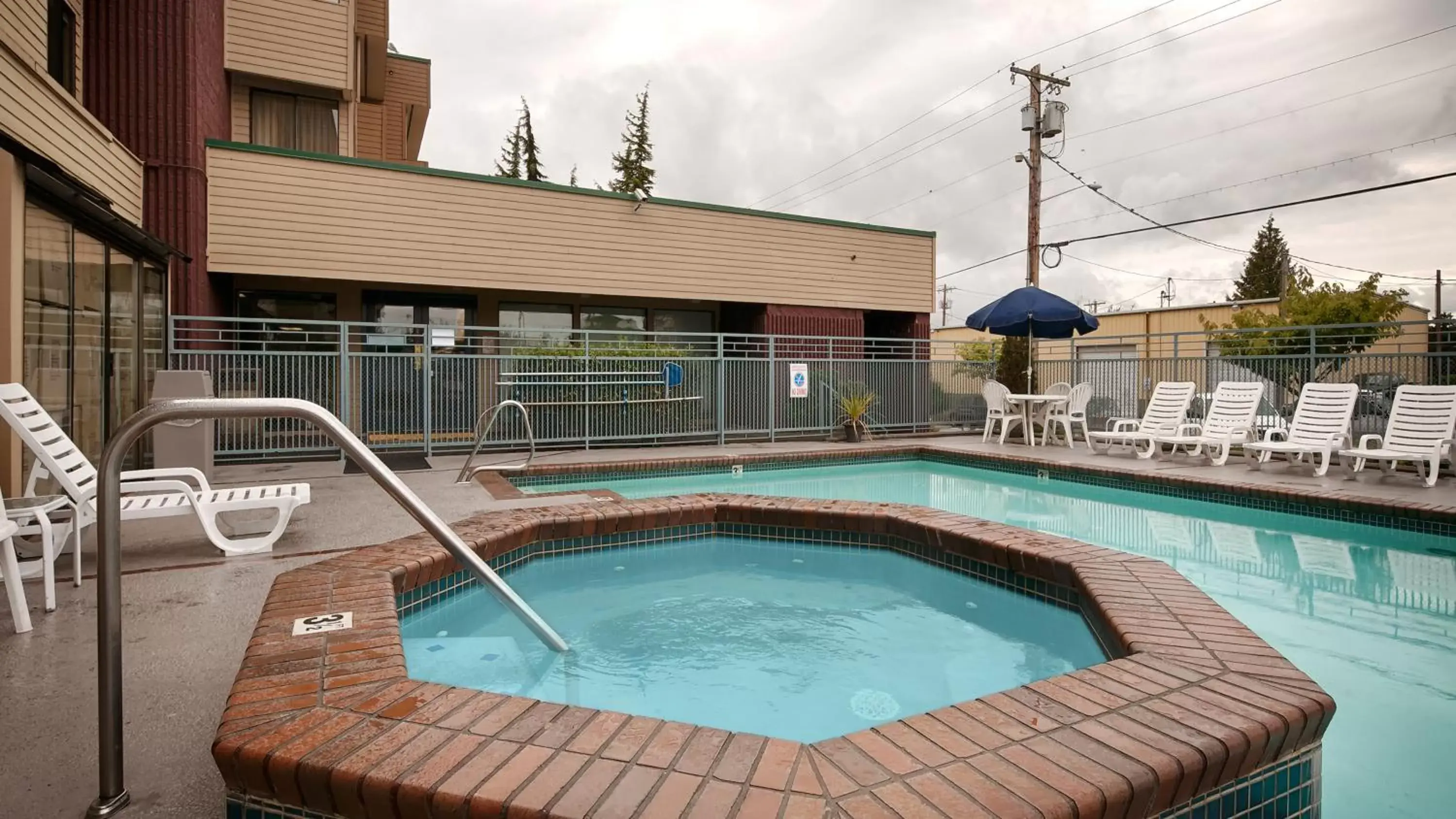 Hot Tub, Swimming Pool in Best Western Cascadia Inn