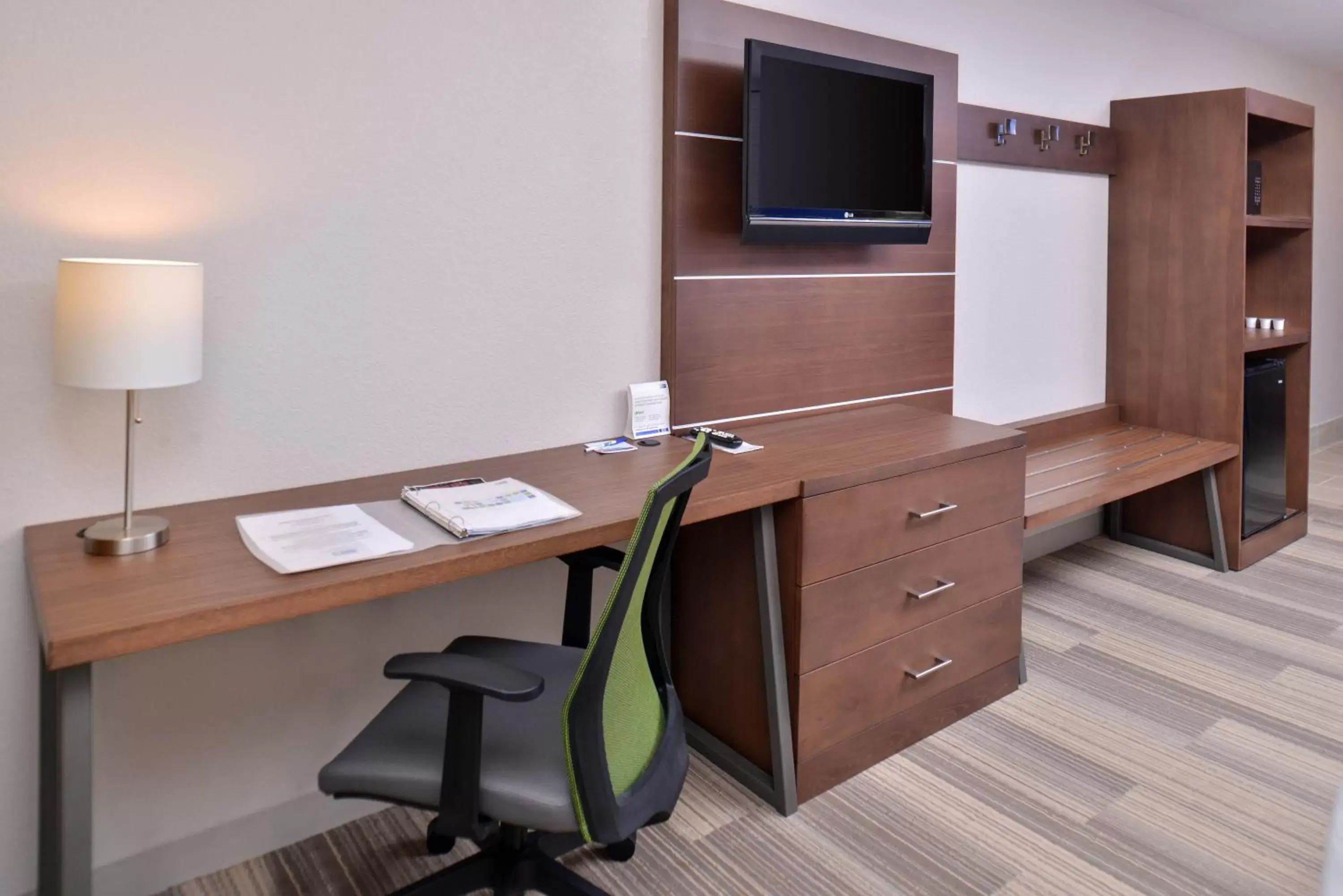 Bedroom, TV/Entertainment Center in Holiday Inn Express Hotel and Suites Stevens Point, an IHG Hotel