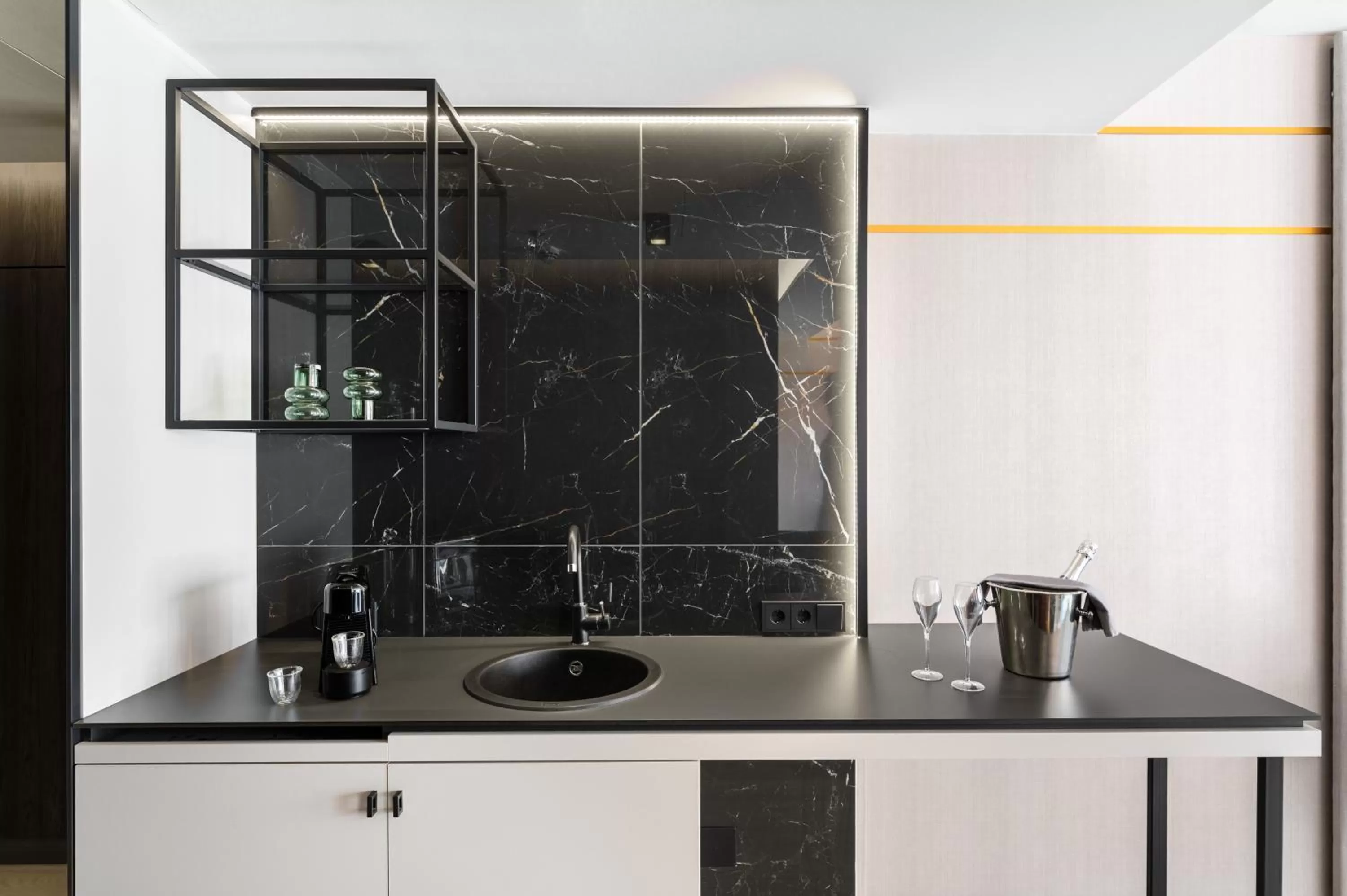 Coffee/tea facilities in Emerald Downtown Luxury Suites by Continental Group