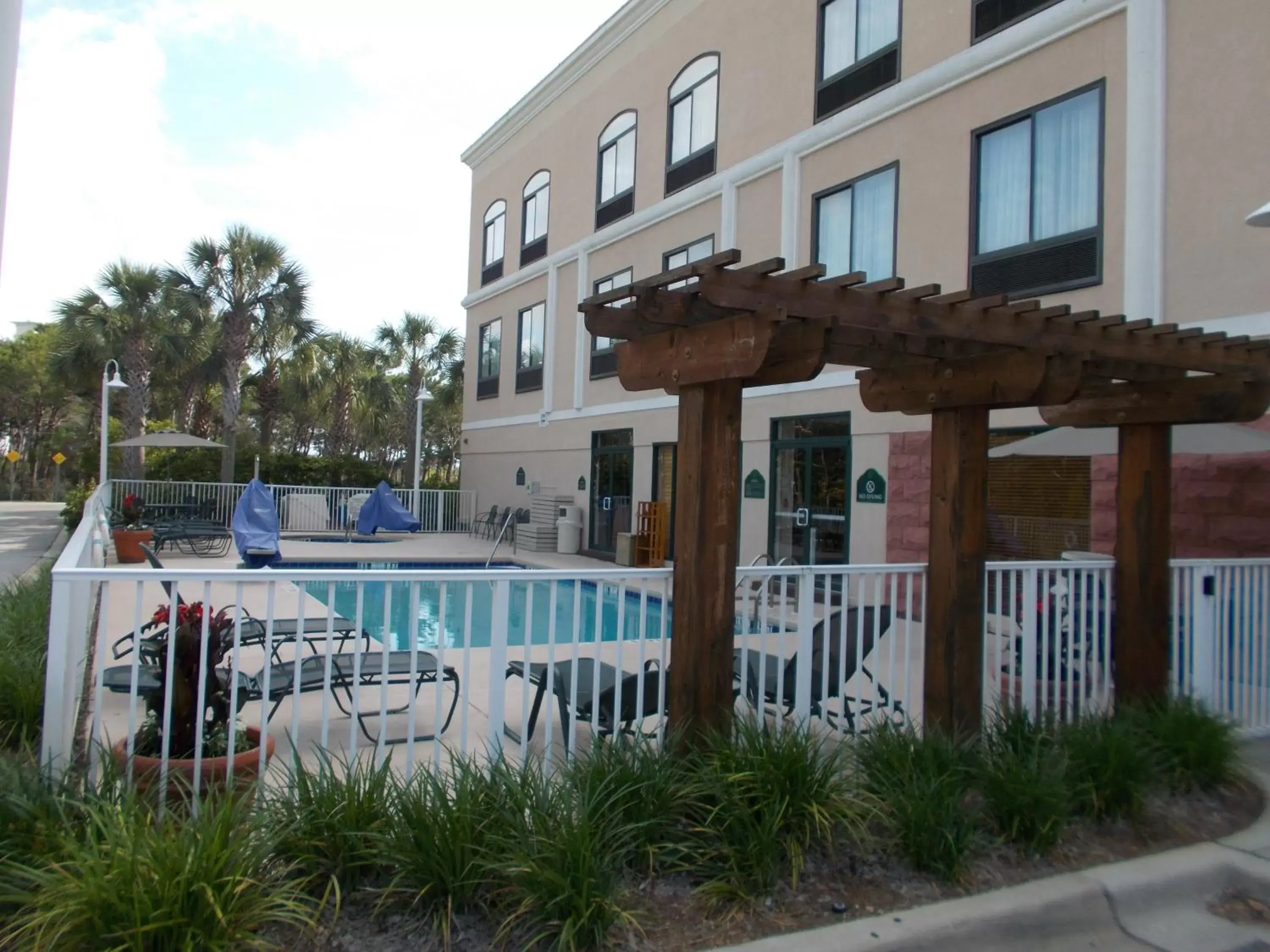 Facade/entrance, Swimming Pool in Wingate by Wyndham Destin