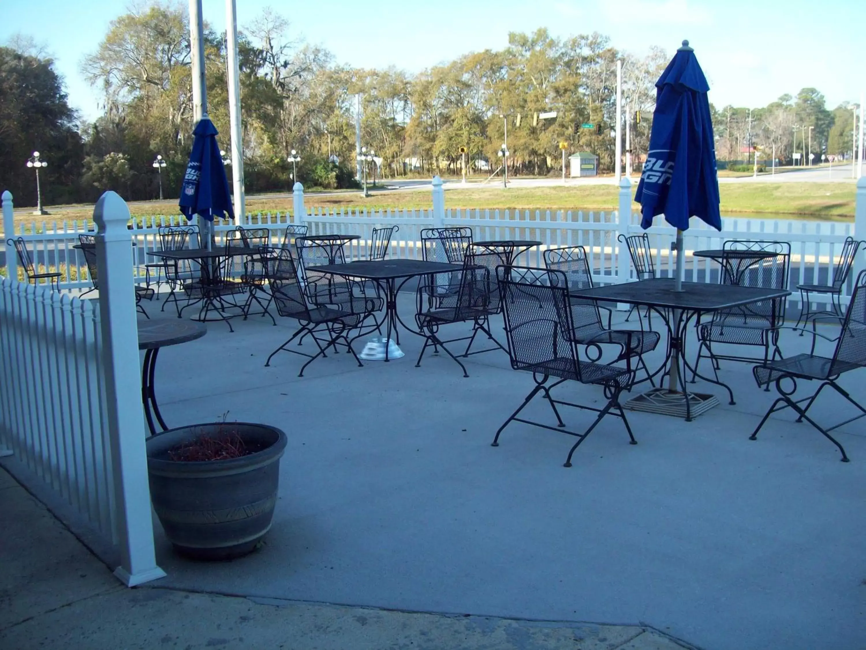 Patio, Restaurant/Places to Eat in Days Inn by Wyndham Savannah Airport