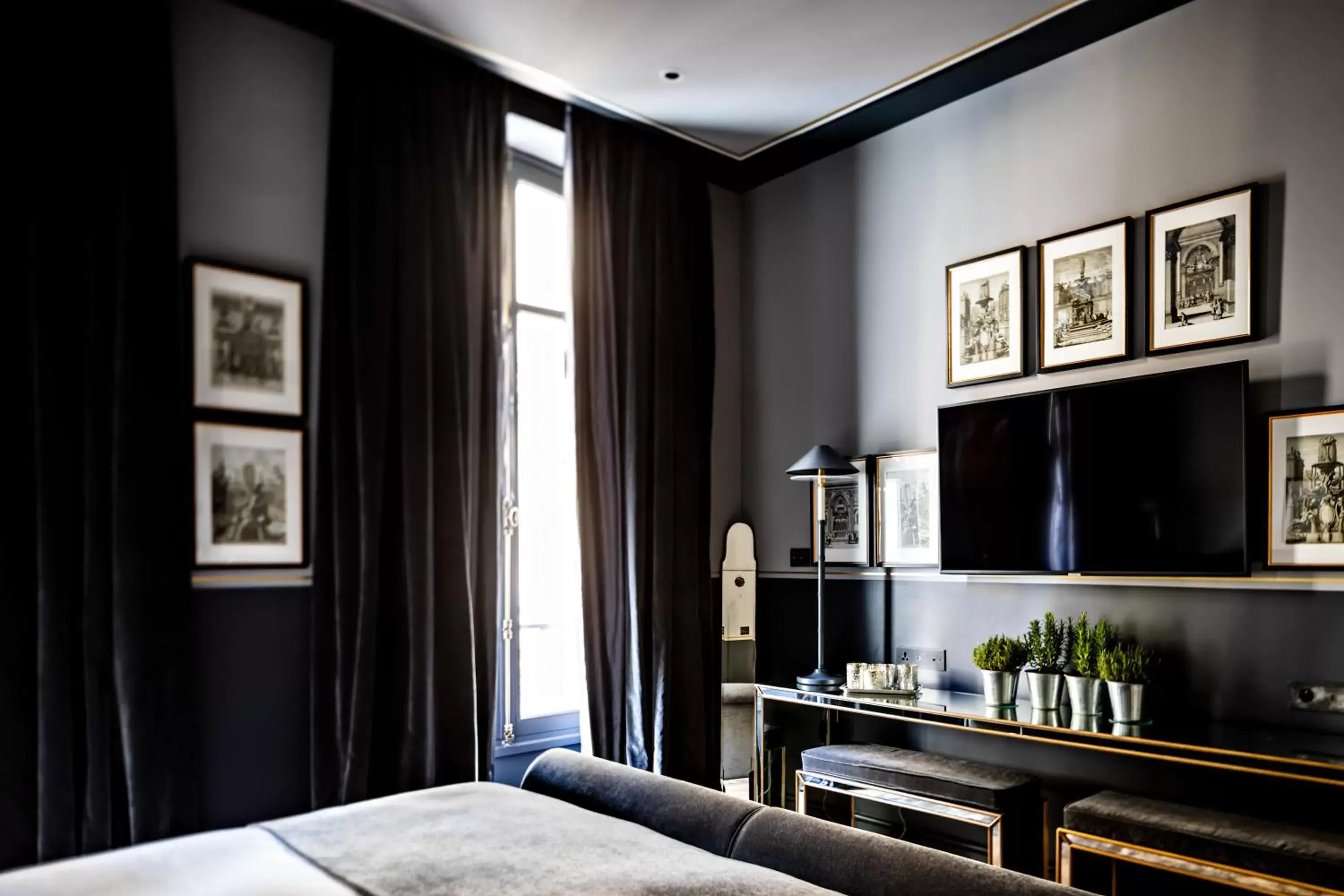 Bedroom, TV/Entertainment Center in Monsieur George Hotel & Spa - Champs-Elysées