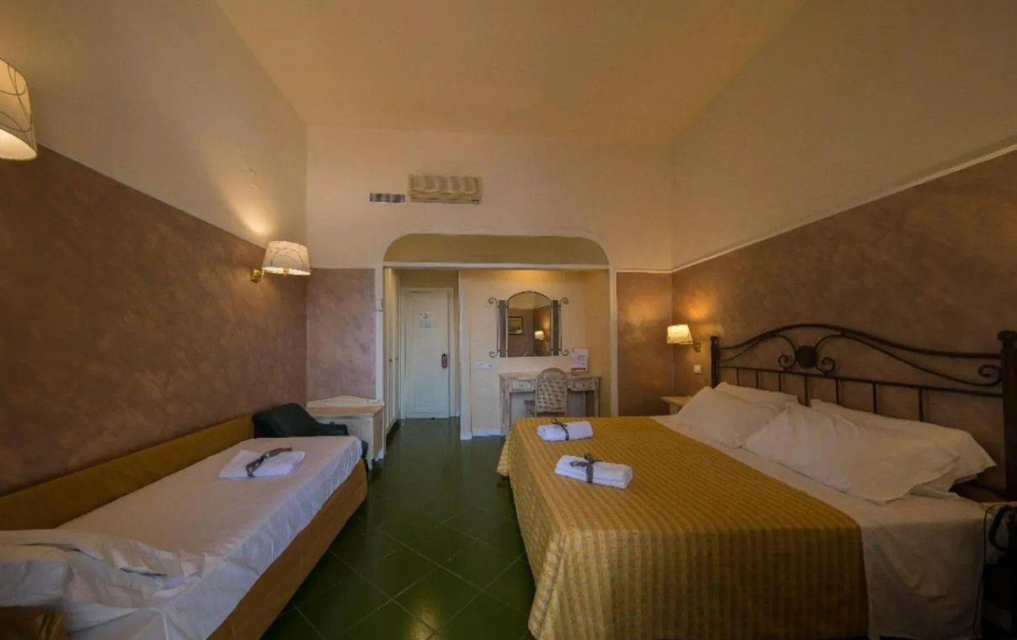 Bed in Hotel Scapolatiello