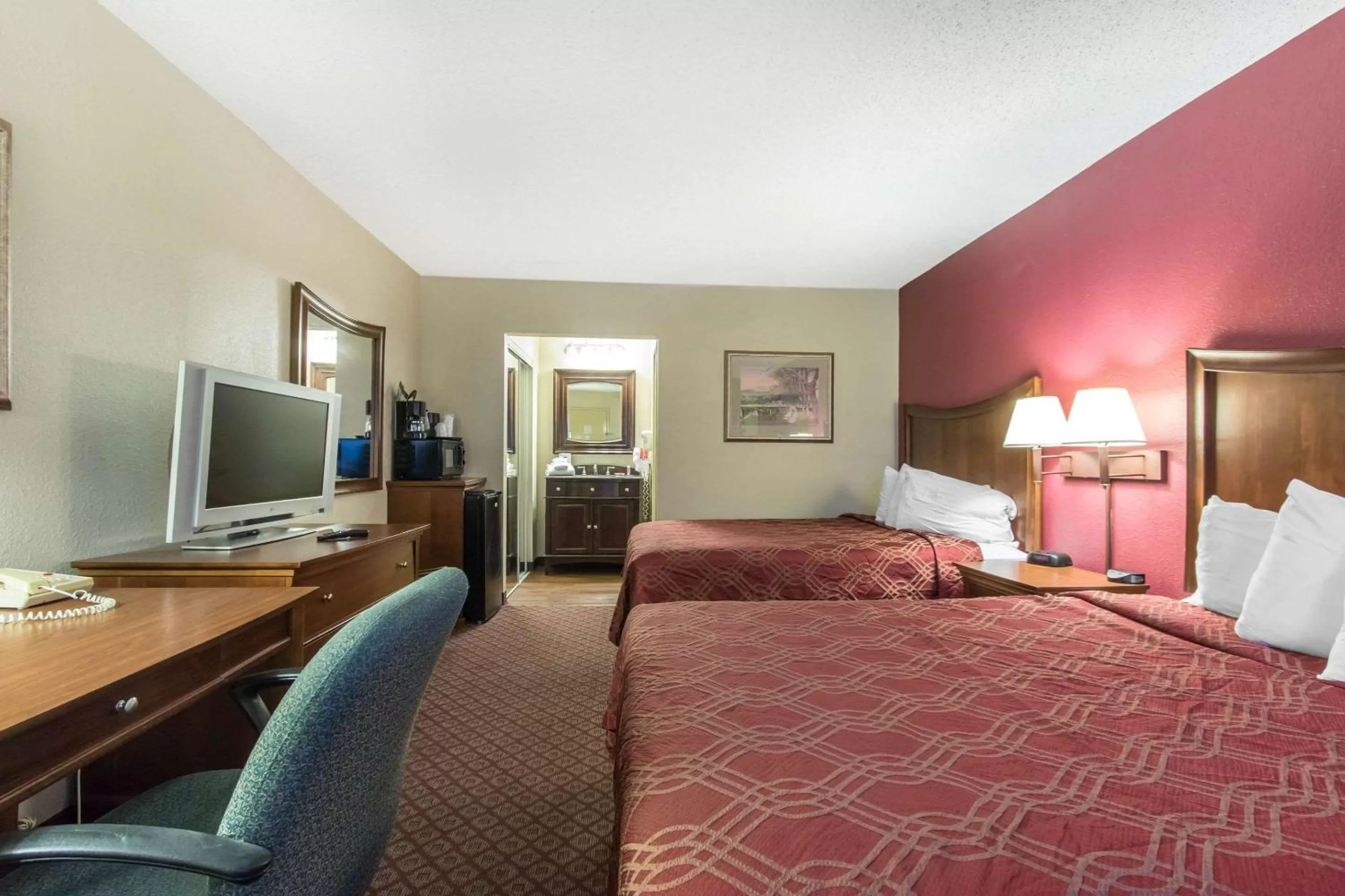 Photo of the whole room, Bed in Econo Lodge Inn & Suites Joplin