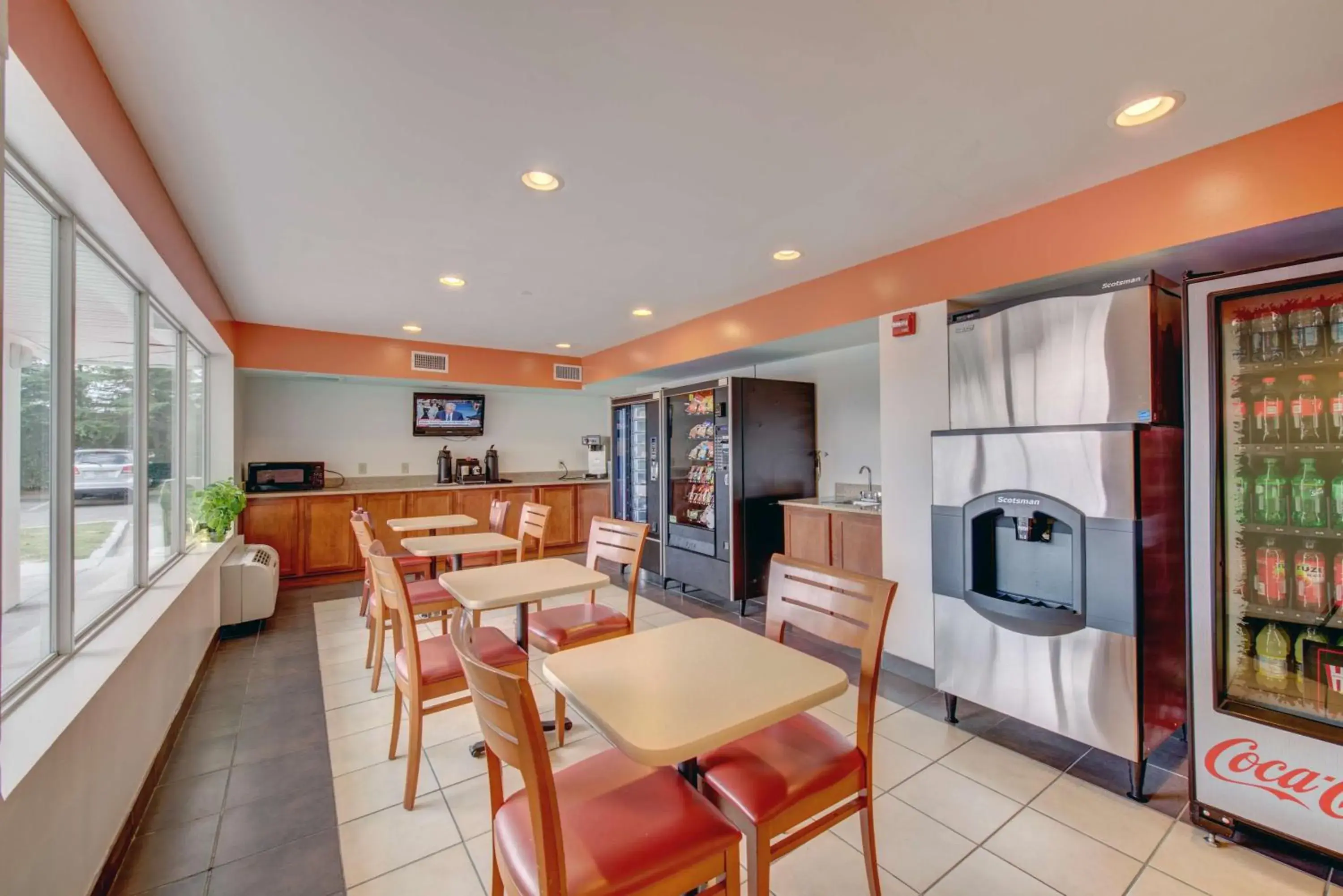 Lobby or reception, Restaurant/Places to Eat in Motel 6 Virginia Beach