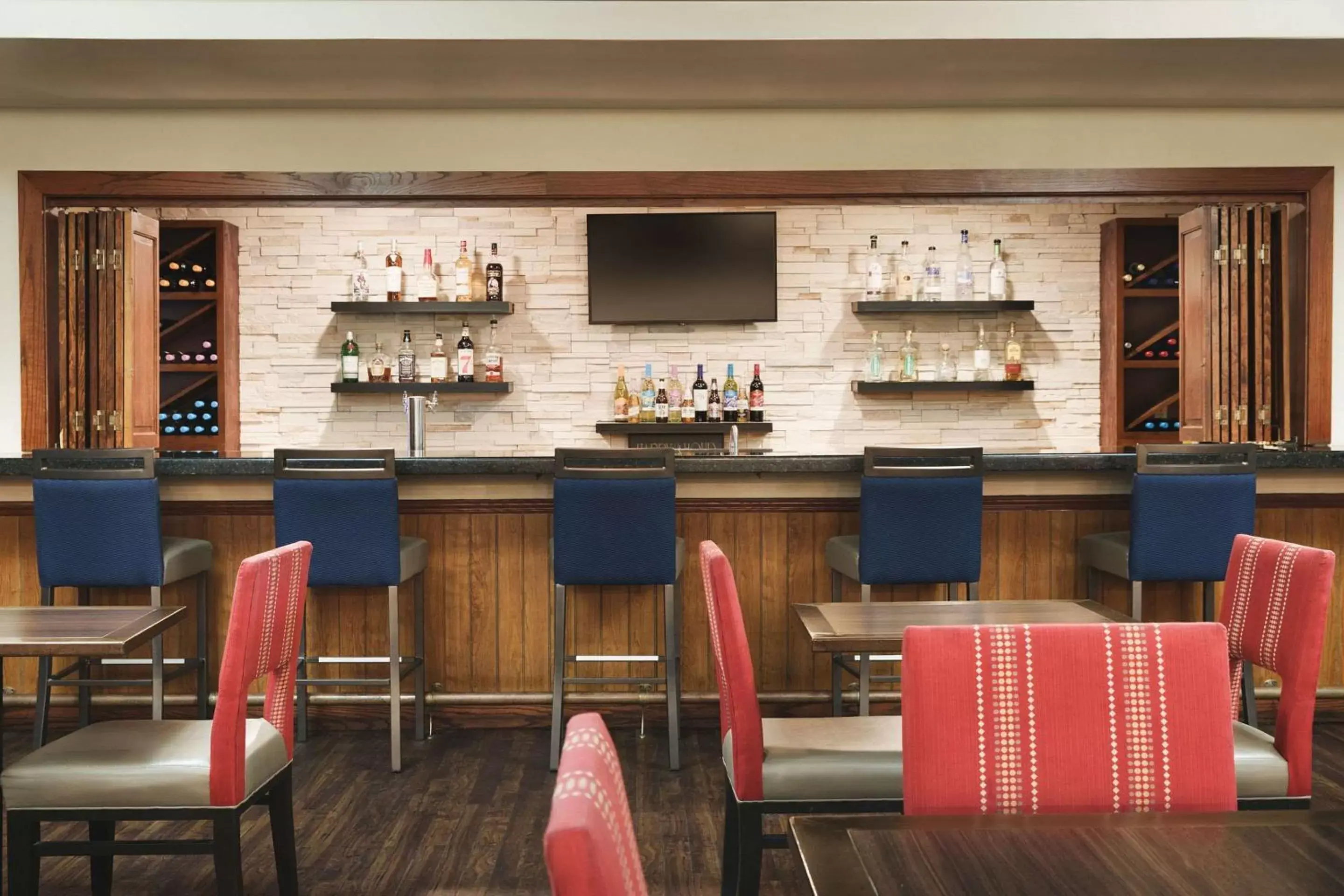 Lounge or bar in Comfort Suites Milwaukee Airport