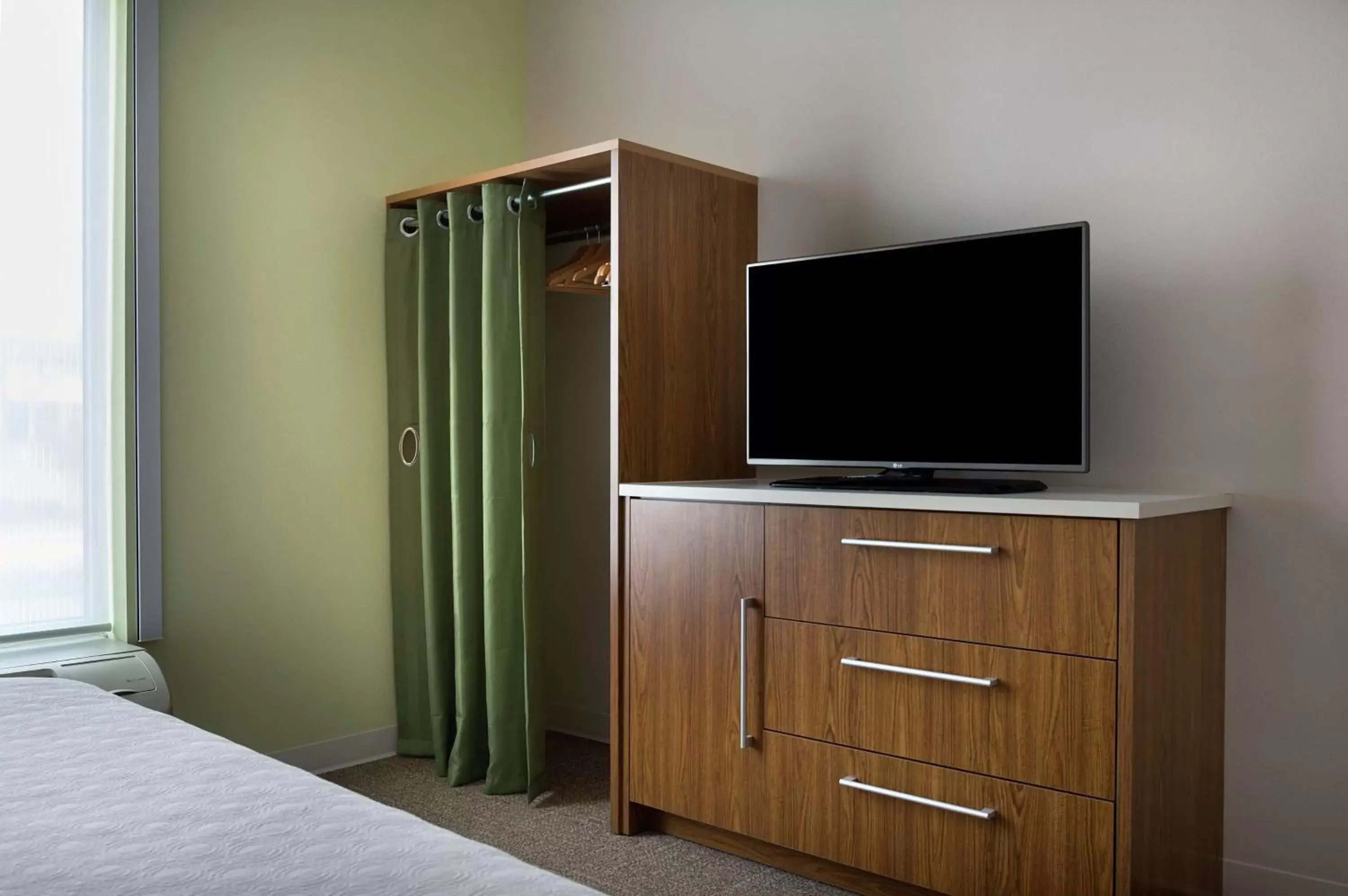 Bedroom, TV/Entertainment Center in Home2 Suites by Hilton Greenville Airport