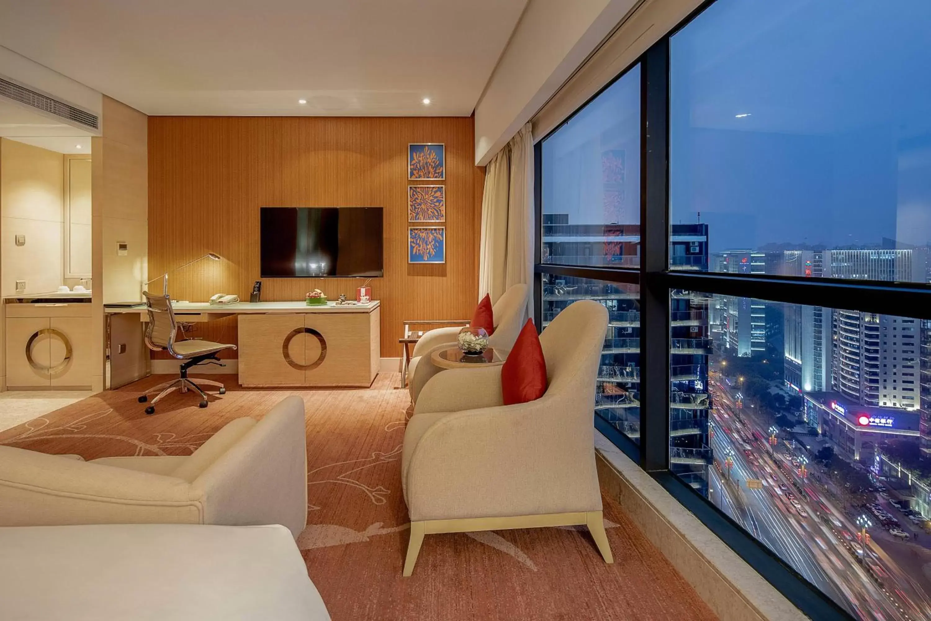 Photo of the whole room, Seating Area in Renaissance Chengdu Hotel