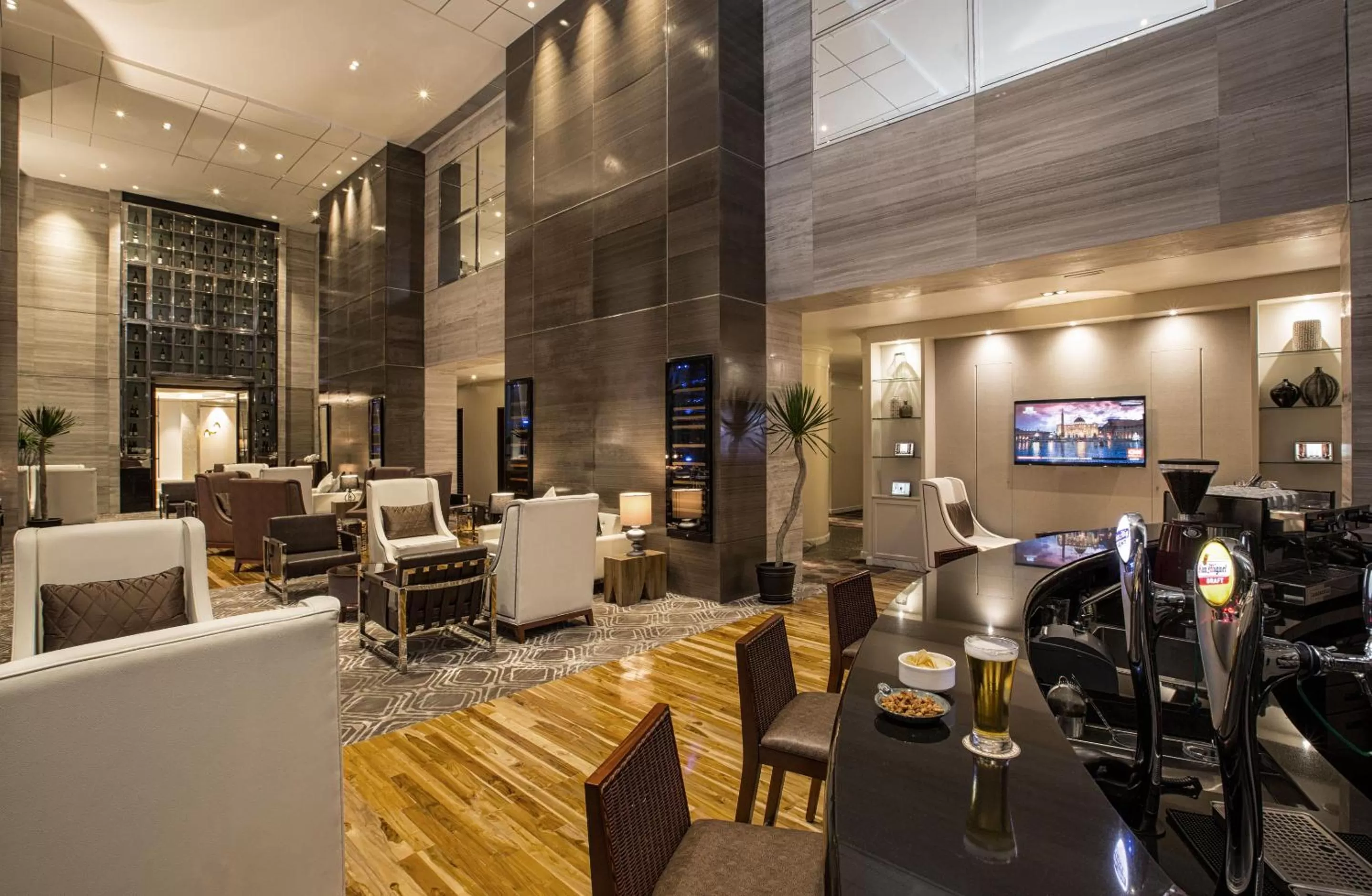 Lounge or bar in Makati Diamond Residences