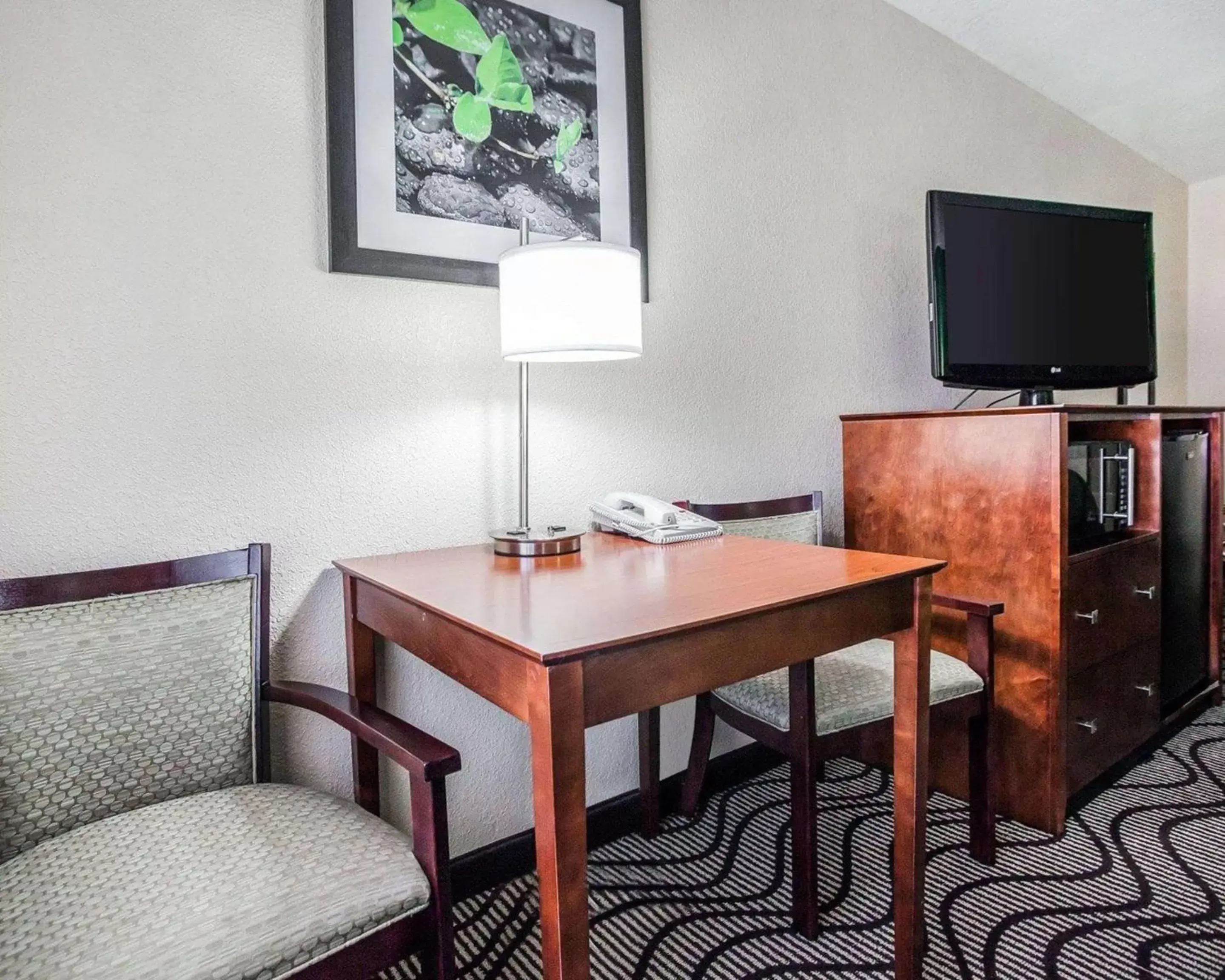 Photo of the whole room, TV/Entertainment Center in Quality Inn & Suites Altoona - Des Moines