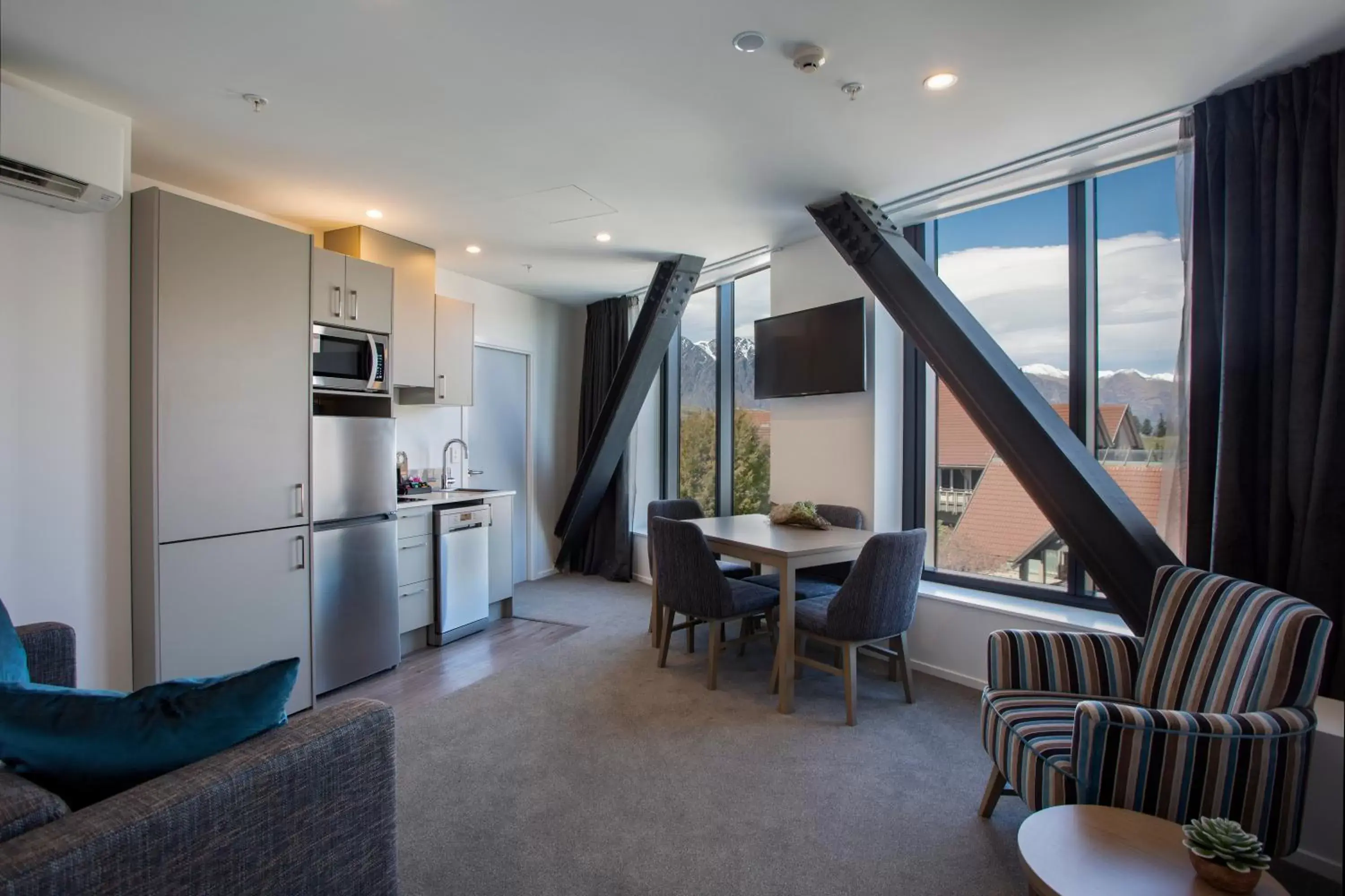 Kitchen or kitchenette, Seating Area in Ramada Queenstown Central