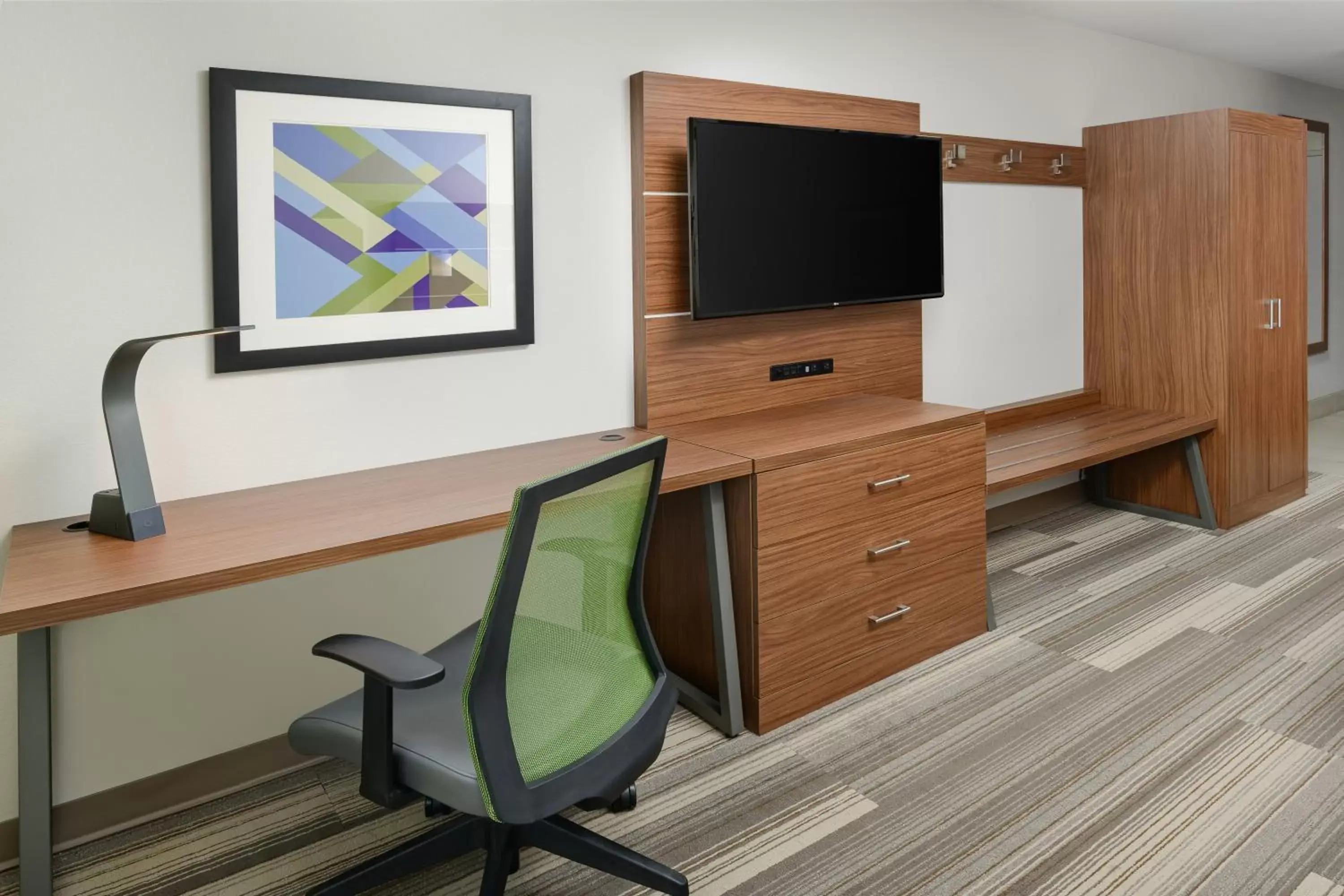 Photo of the whole room, TV/Entertainment Center in Holiday Inn Express - Tullahoma, an IHG Hotel