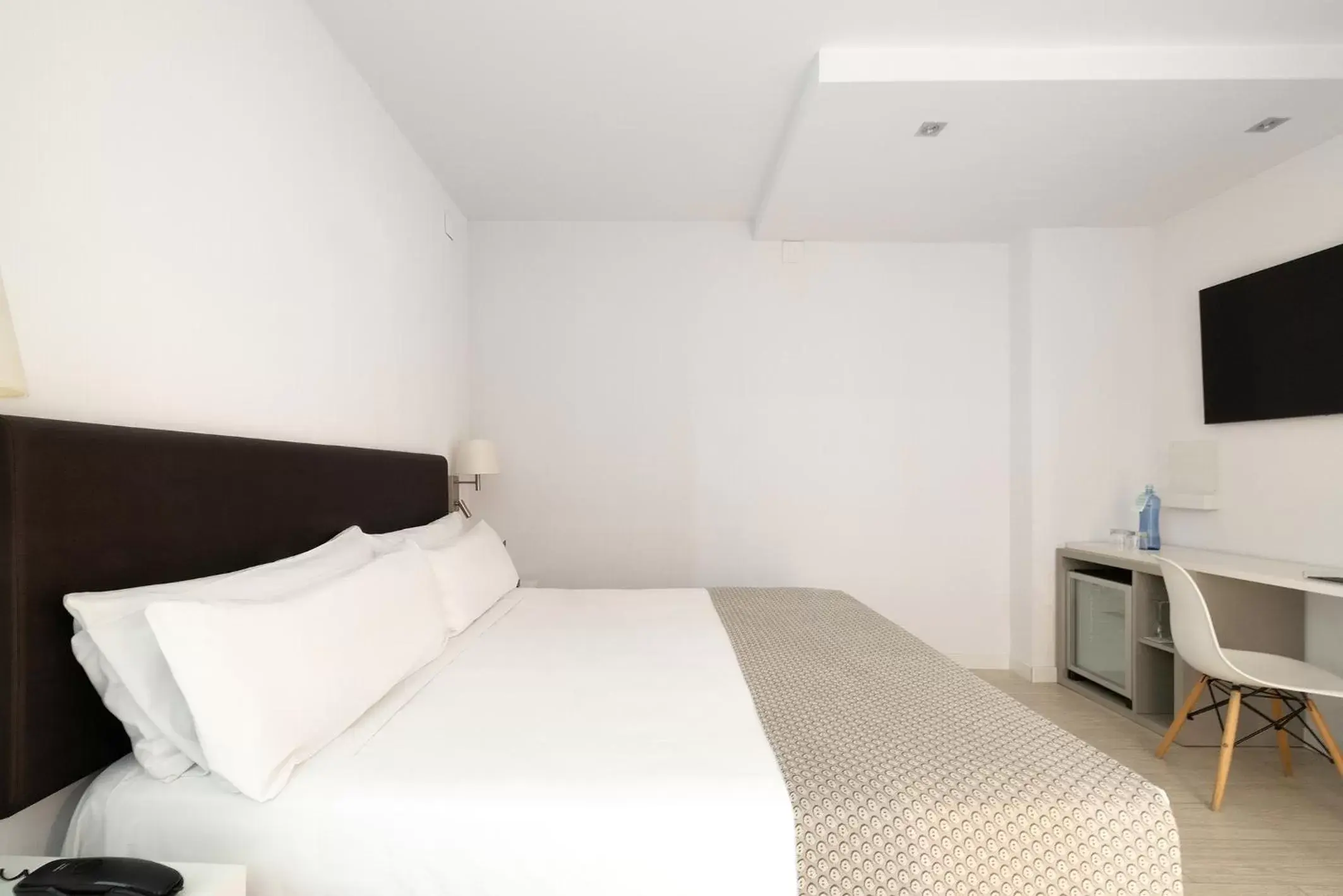 Photo of the whole room, Bed in Catalonia Albeniz Photo of the whole room, Bed in Catalonia Albeniz