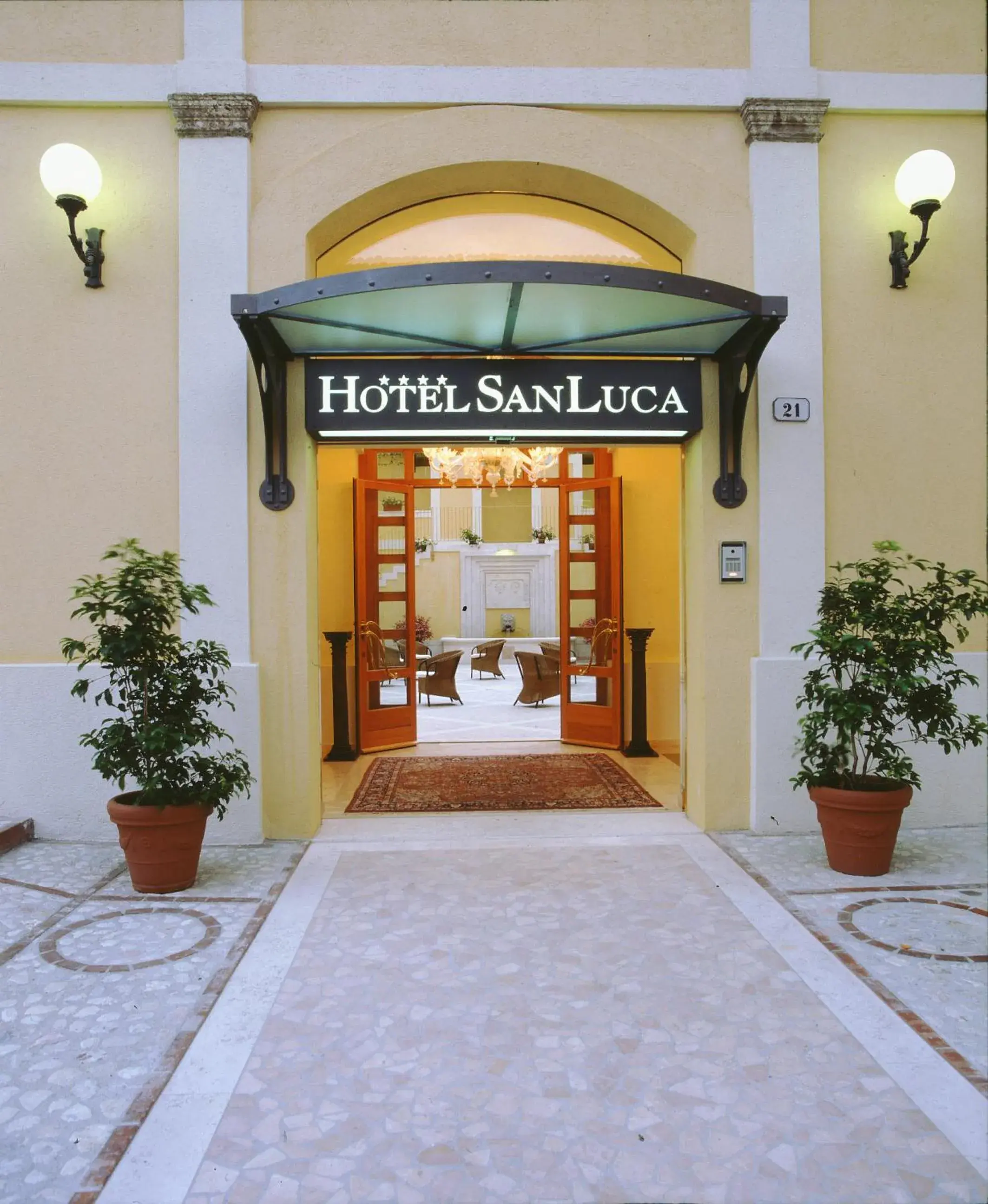 Facade/entrance in Hotel San Luca