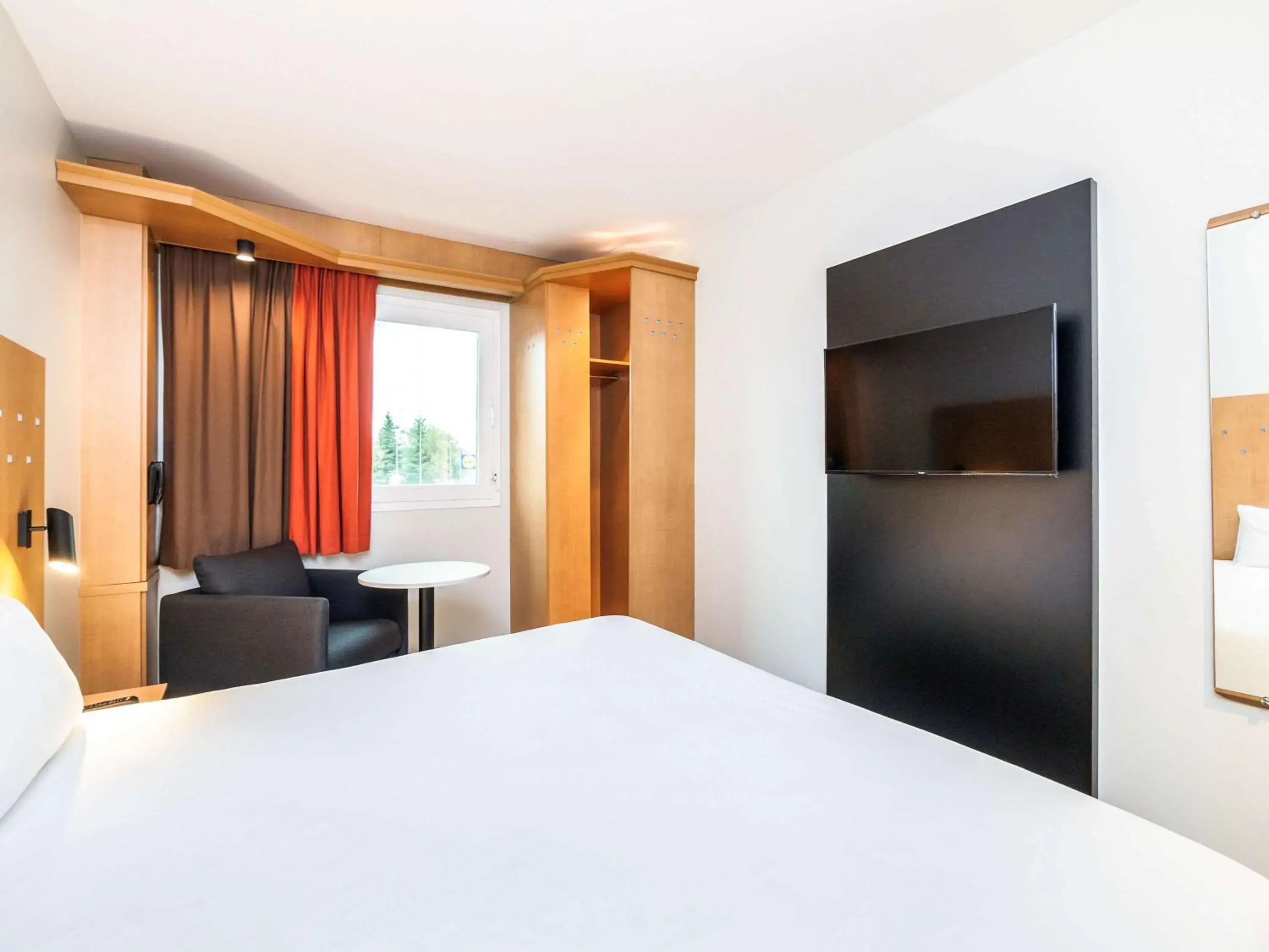 Photo of the whole room, Bed in  ibis Madrid Alcala de Henares La Garena