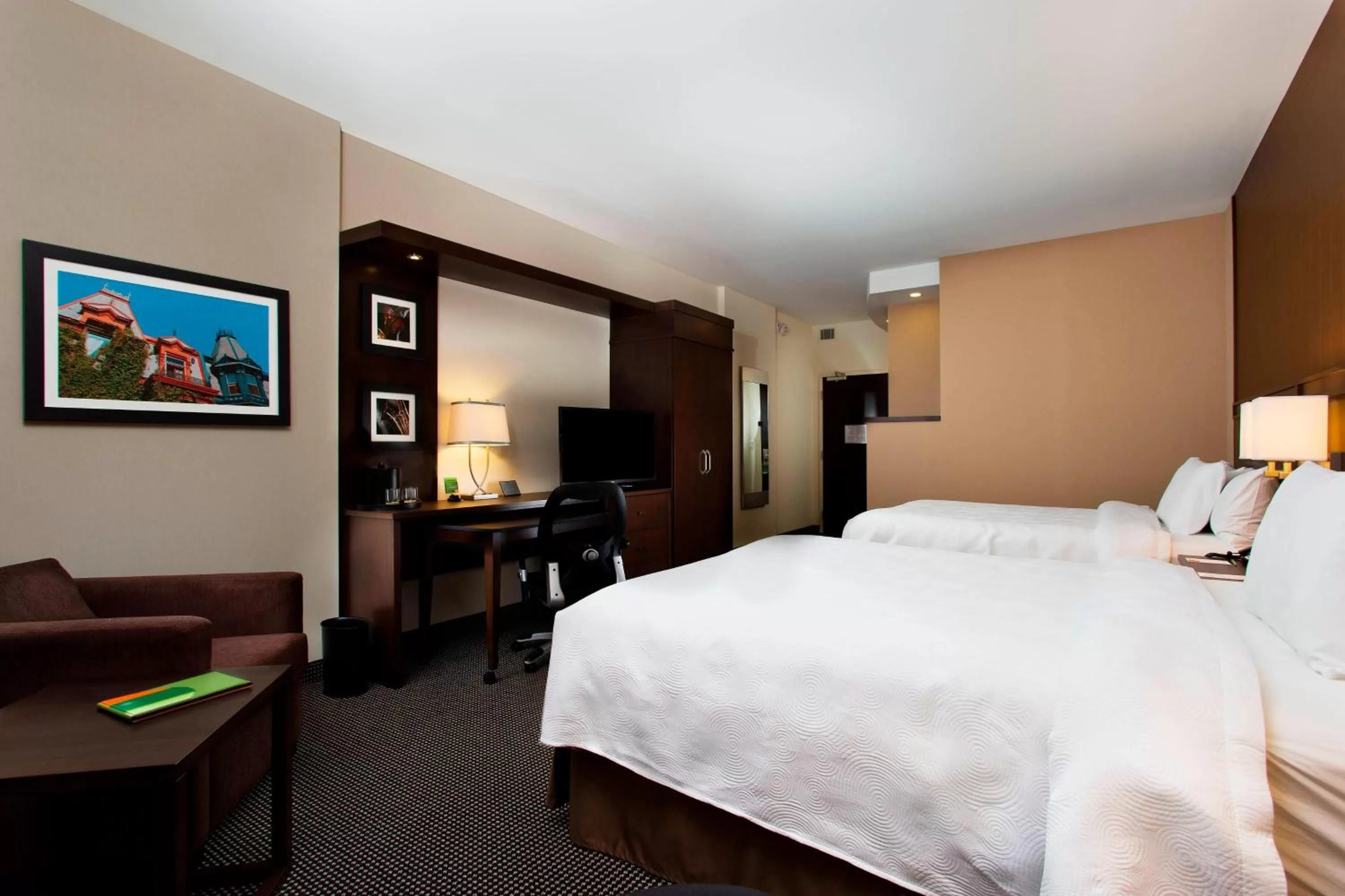 Photo of the whole room, Bed in Courtyard par Marriott Montréal Centre-ville
