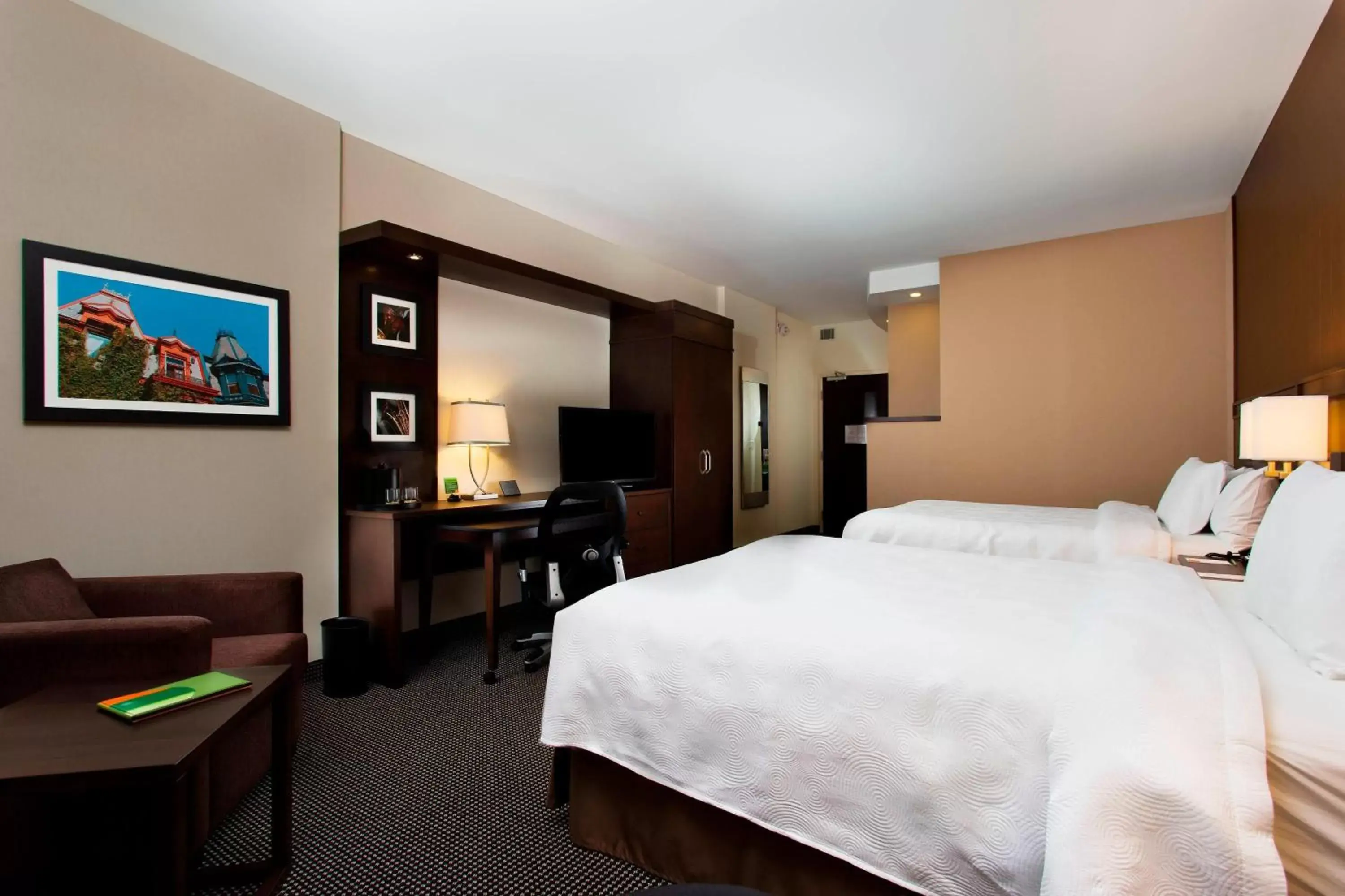 Photo of the whole room in Courtyard by Marriott Montreal Downtown