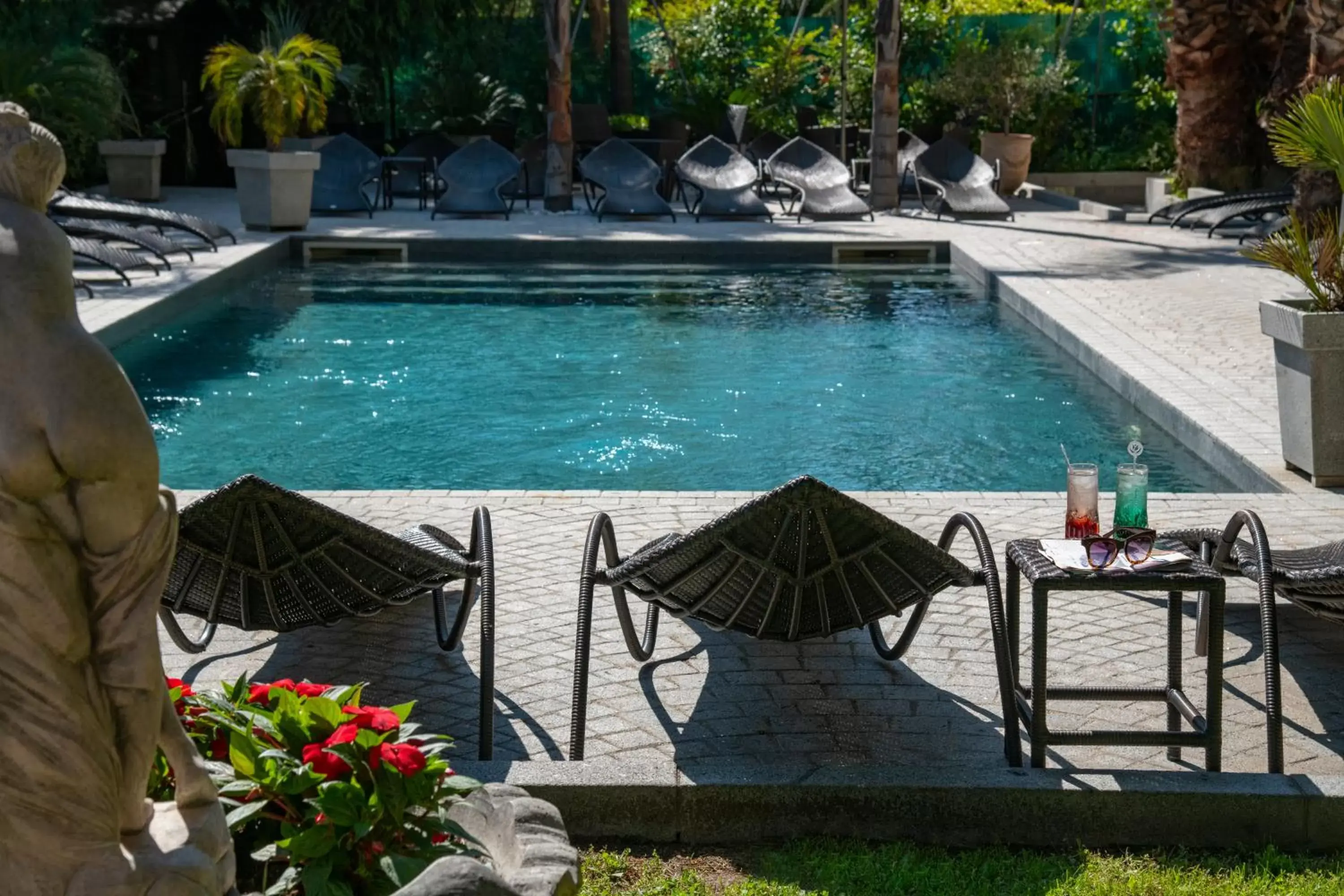 Swimming Pool in GOLDEN TULIP CANNES HOTEL de PARIS