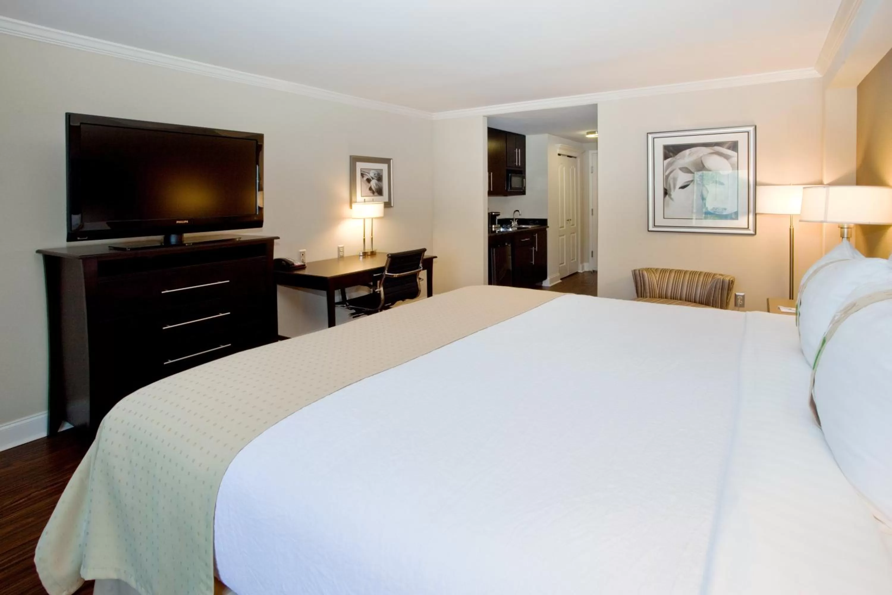 Photo of the whole room, Bed in Holiday Inn Macon North by IHG