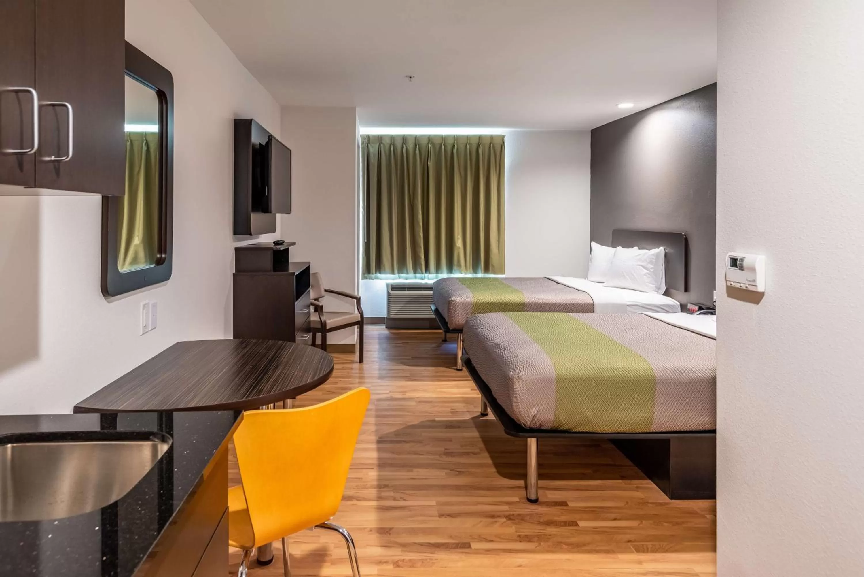 TV and multimedia, Bed in Studio 6 Lake Charles