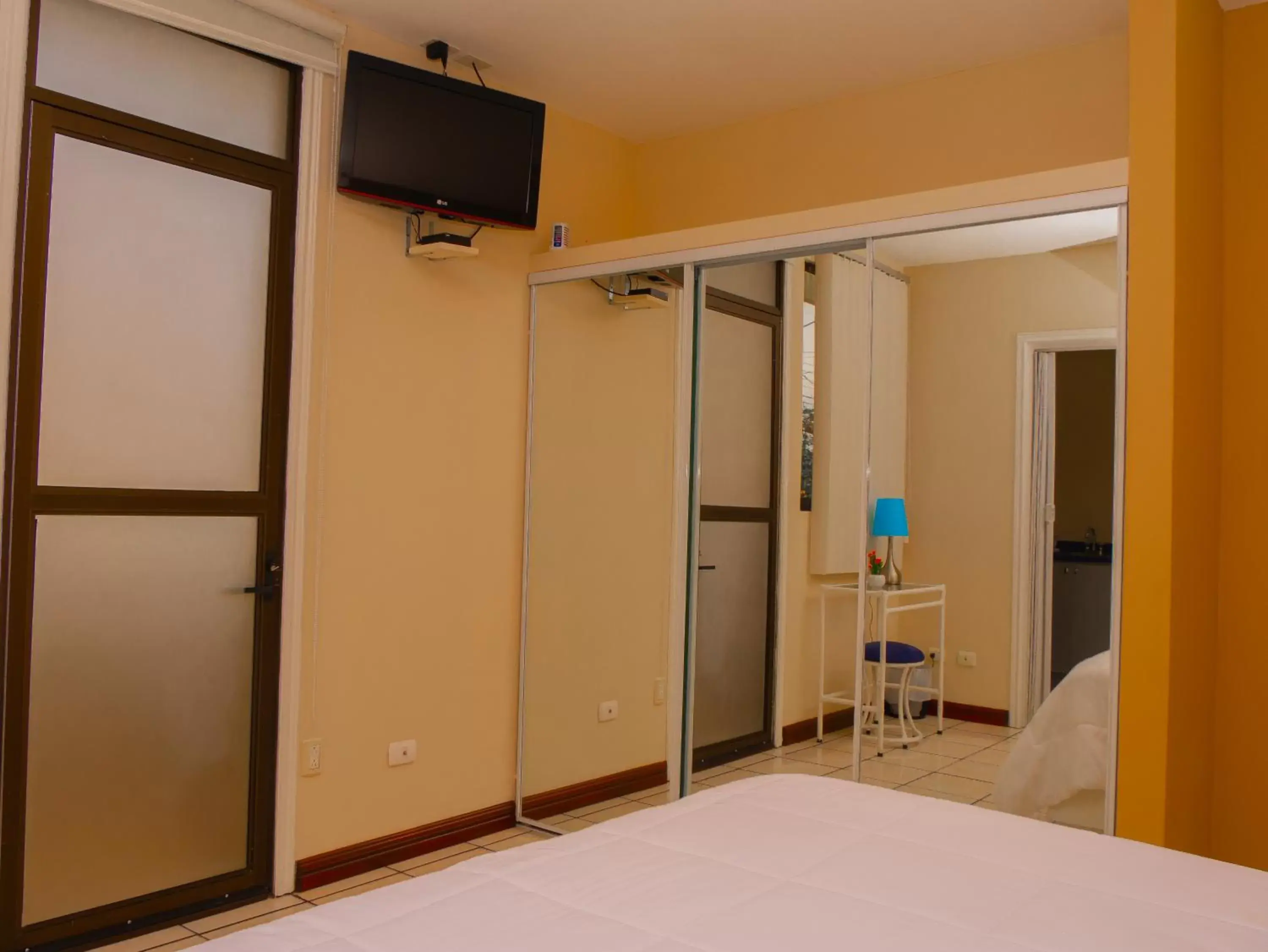 Bed, TV/Entertainment Center in Hotel Bamboo Aeropuerto