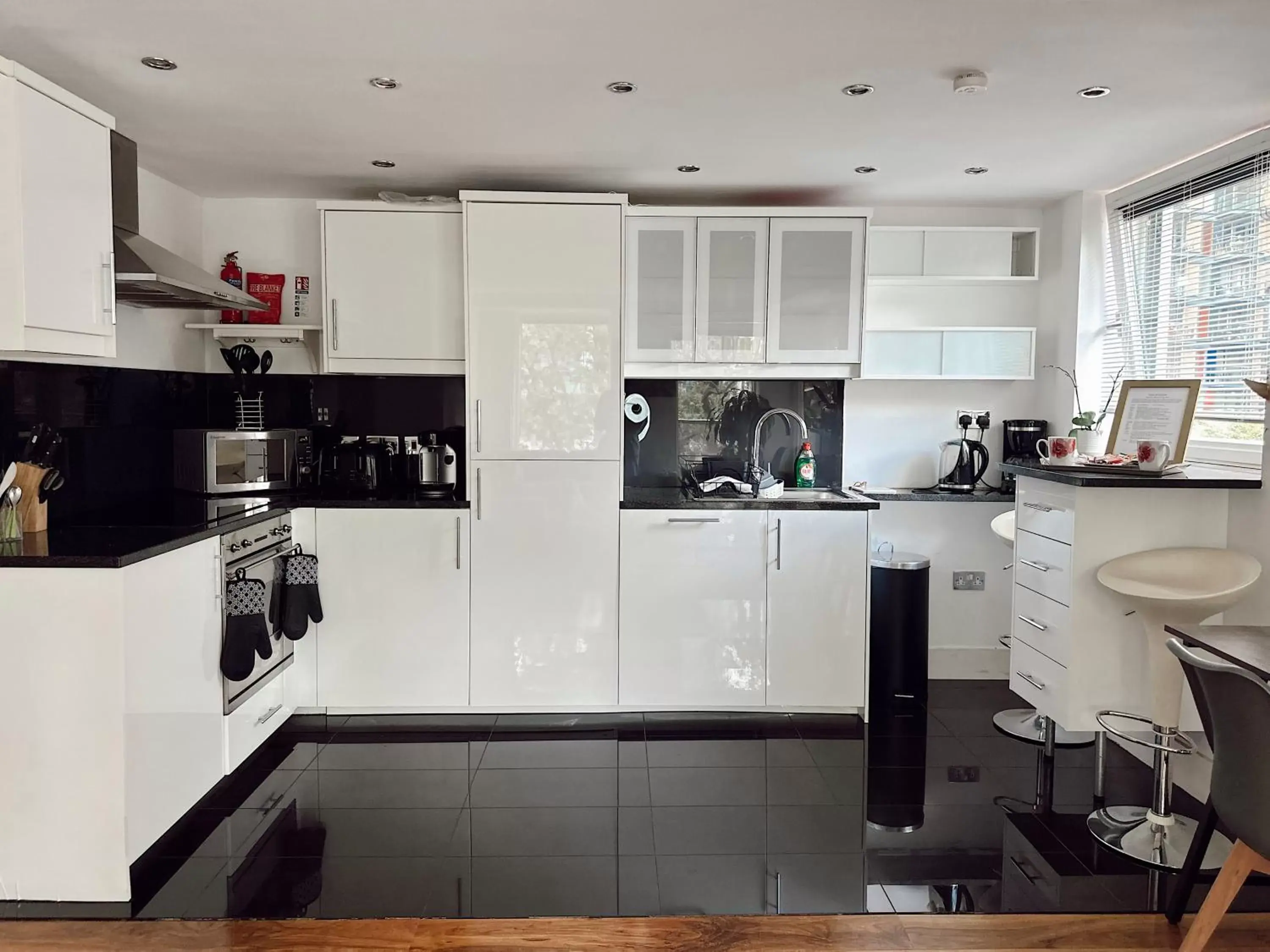 Coffee/tea facilities, Kitchen/Kitchenette in Canary Wharf - Luxury Apartments