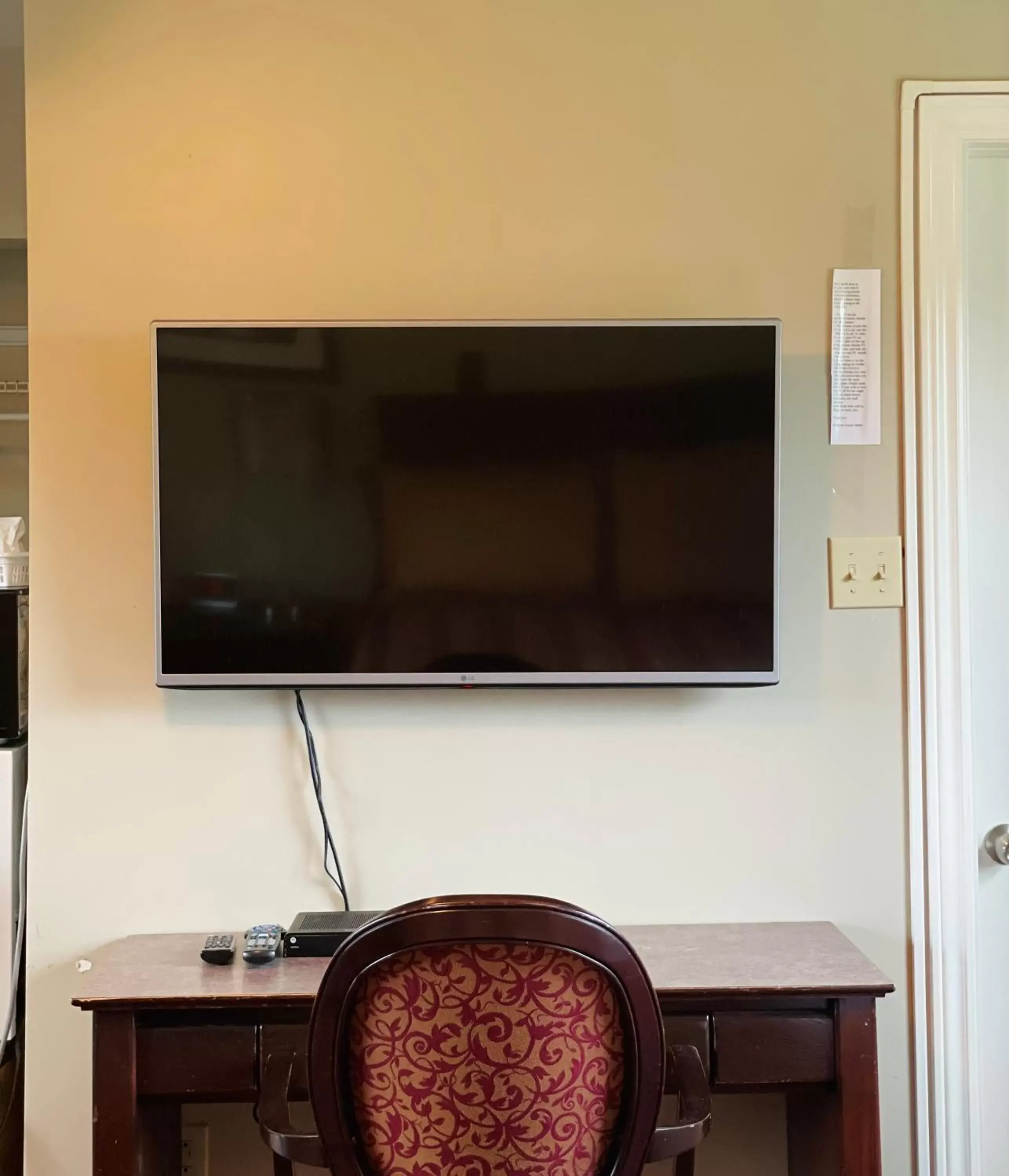 TV and multimedia, TV/Entertainment Center in Scenic Motel Moncton