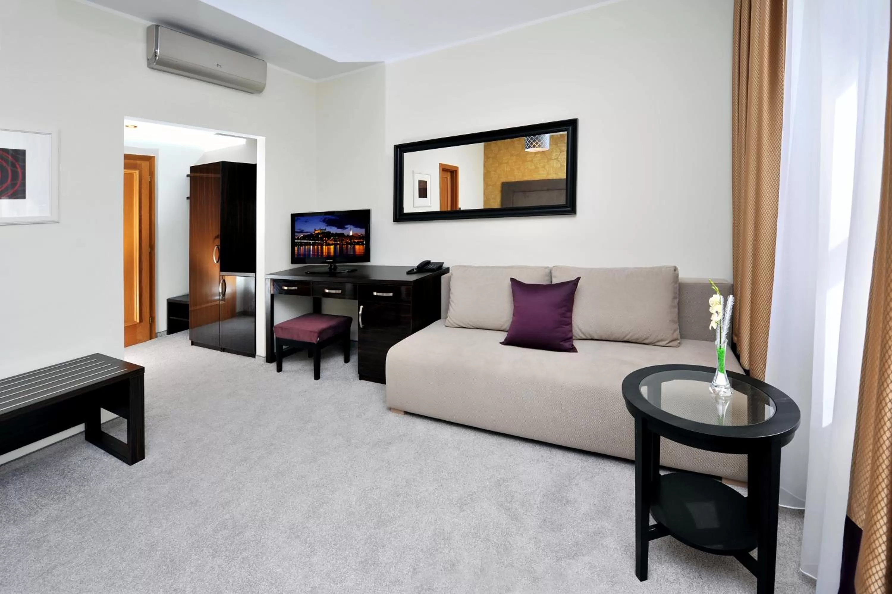 Decorative detail, Bed in APLEND CITY Hotel Perugia