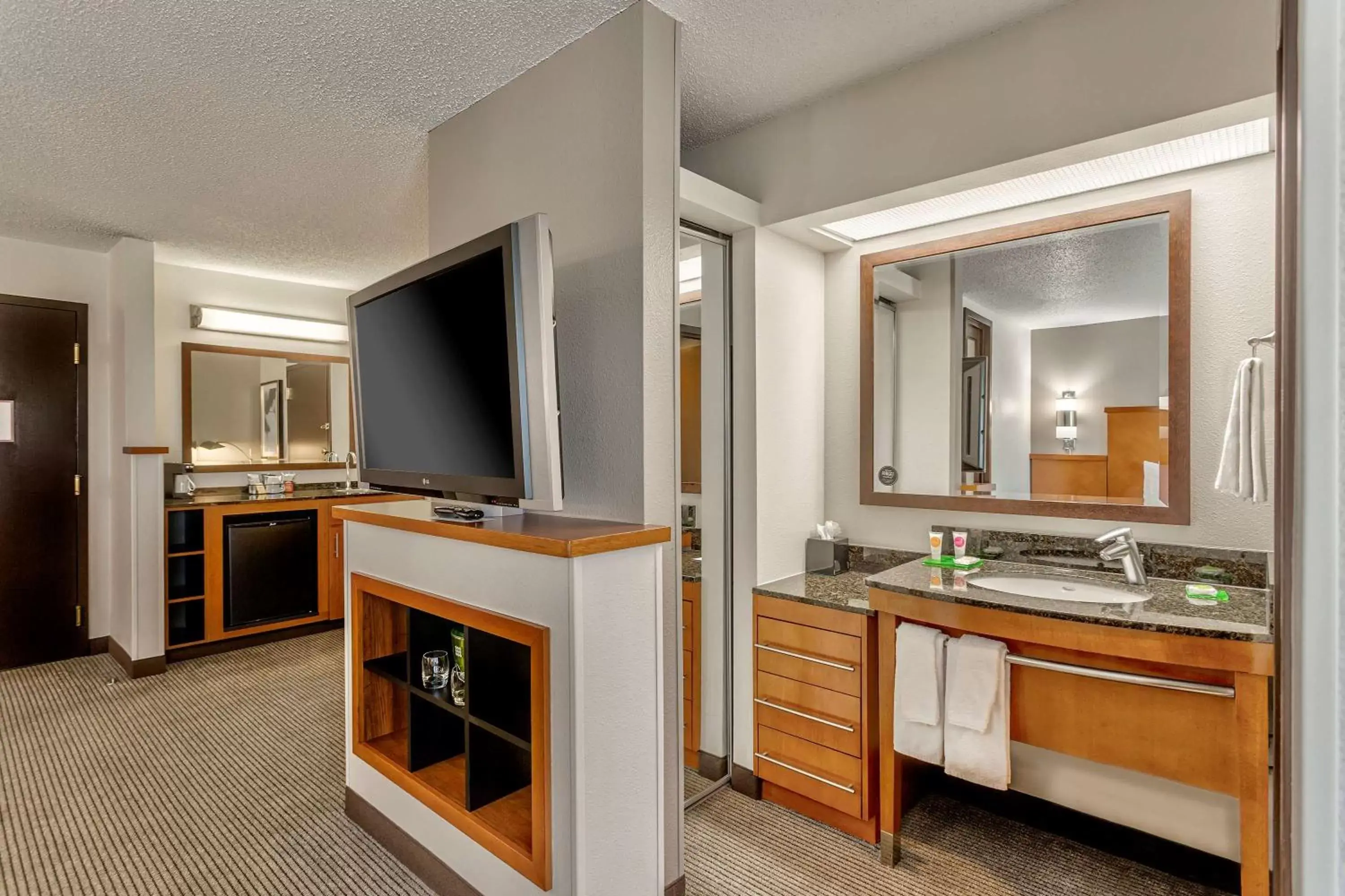 Bedroom, TV/Entertainment Center in Hyatt Place Kansas City/Overland Park/Convention Center