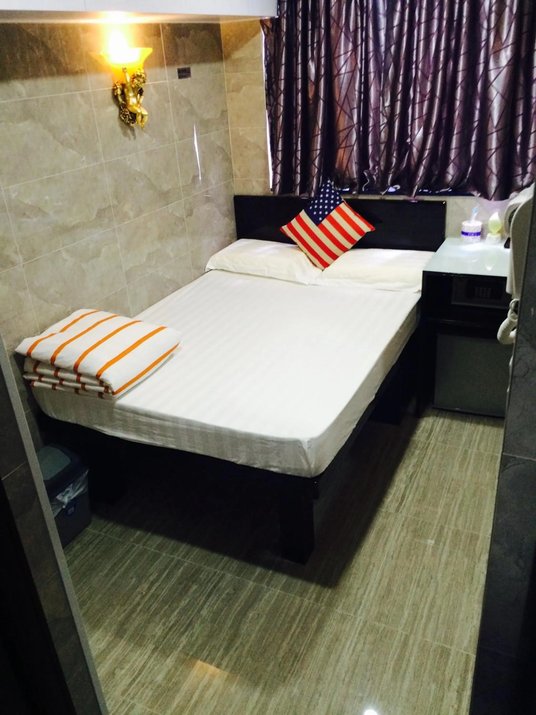 Photo of the whole room, Bed in Modern