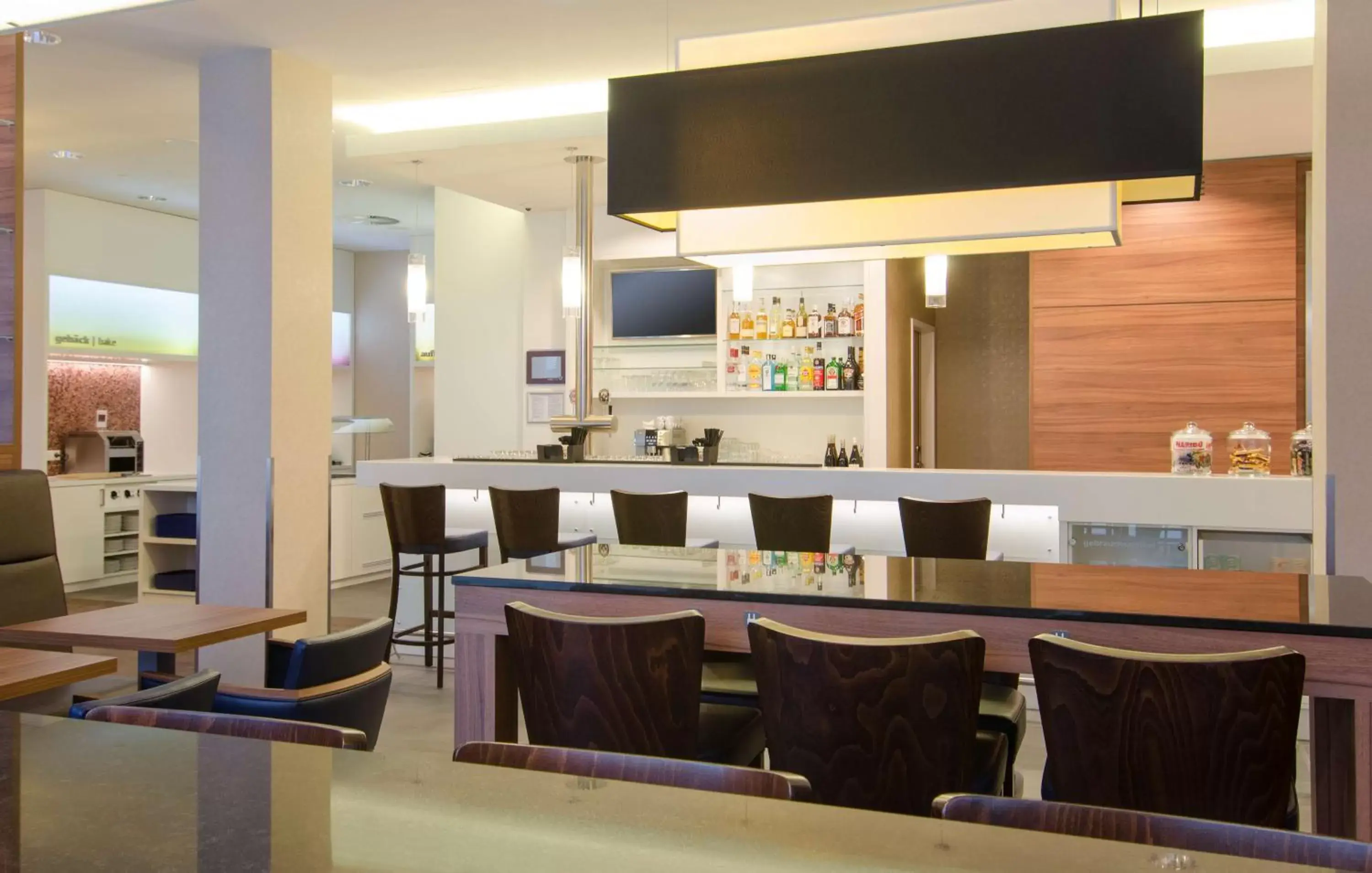 Lounge or bar, TV/Entertainment Center in Hampton by Hilton Nürnberg City Center