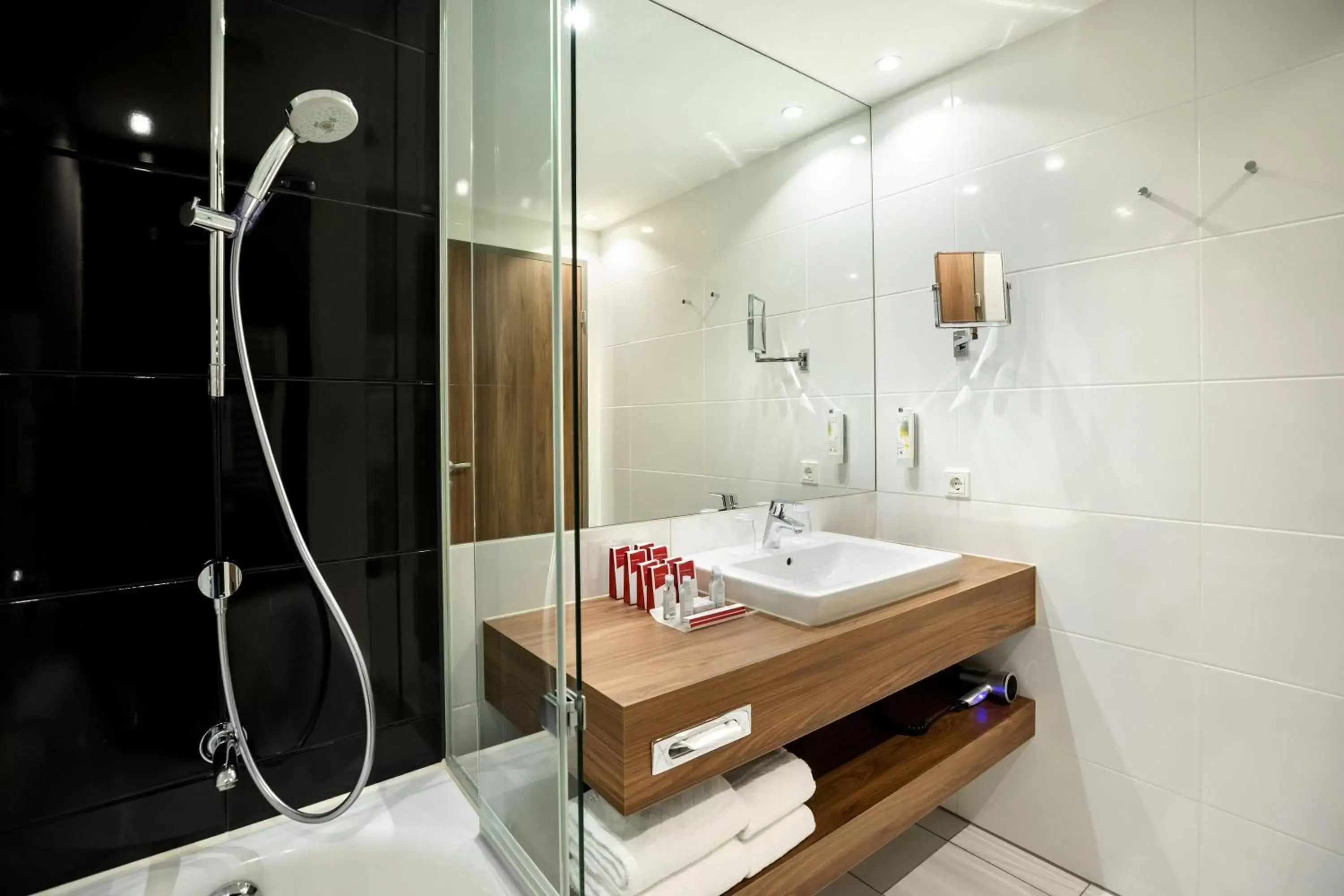 Shower, Bathroom in Austria Trend Hotel Doppio Wien