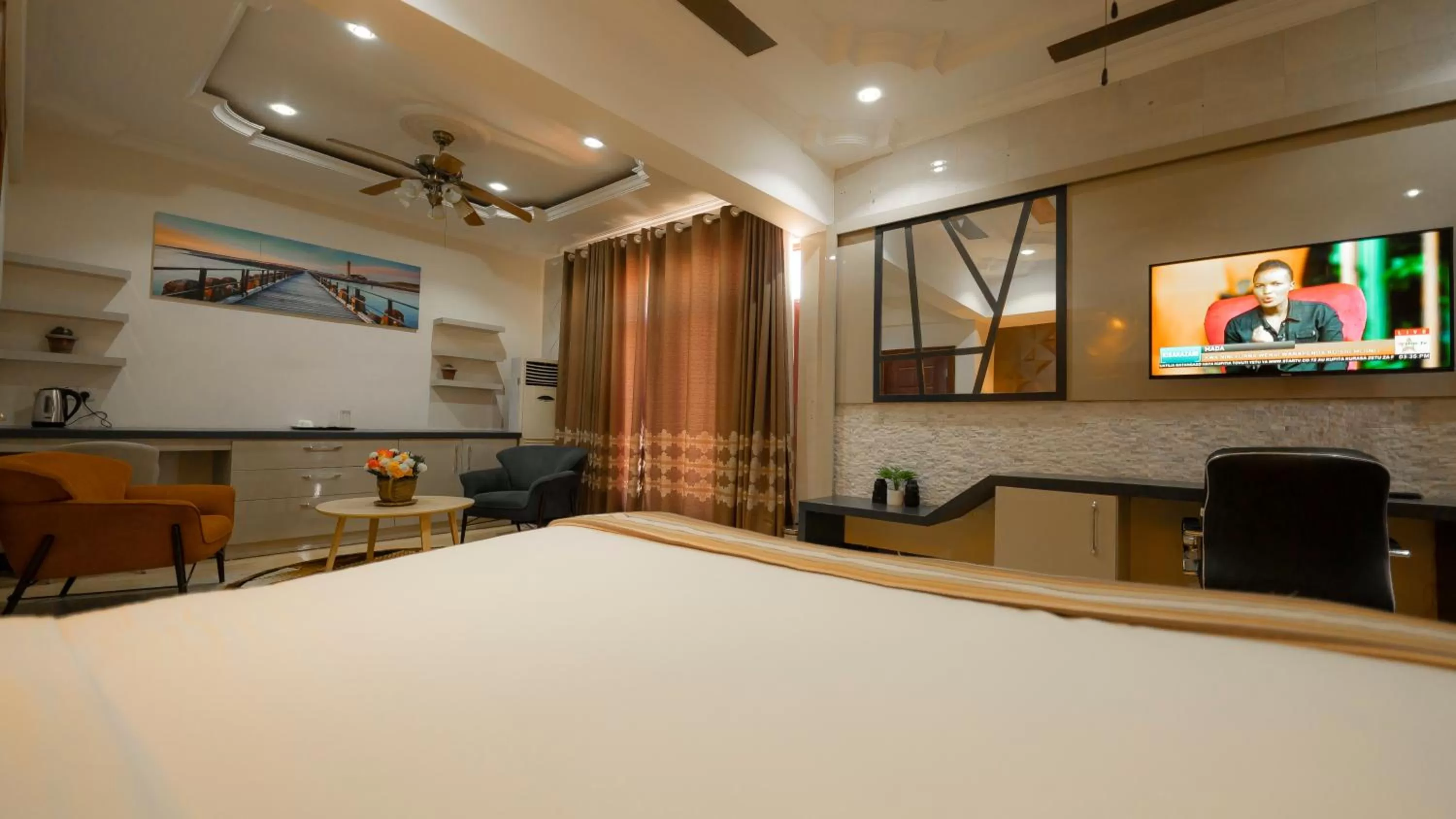 Bed in Lantana Hotel