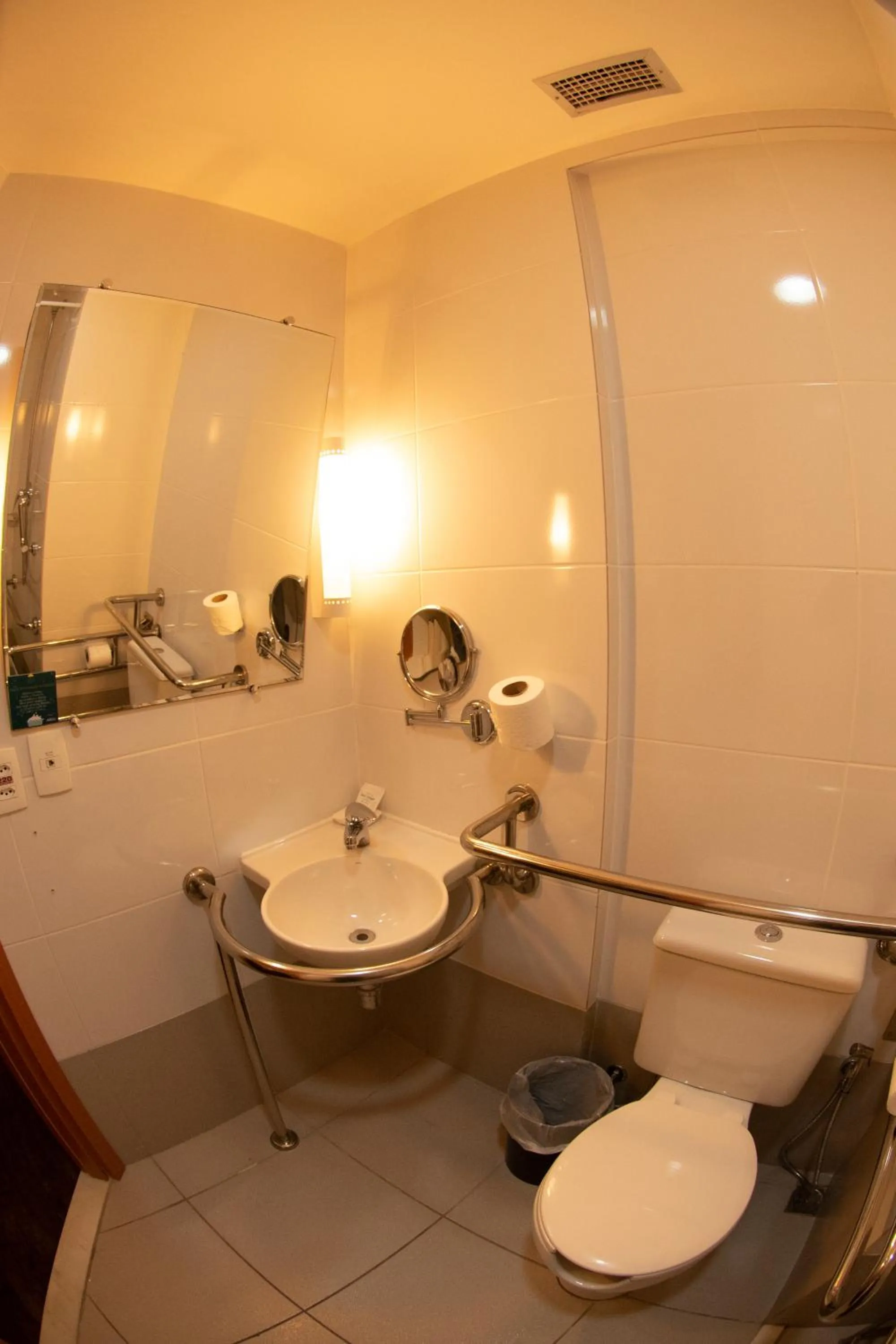 Toilet in San Diego Express Barro Preto