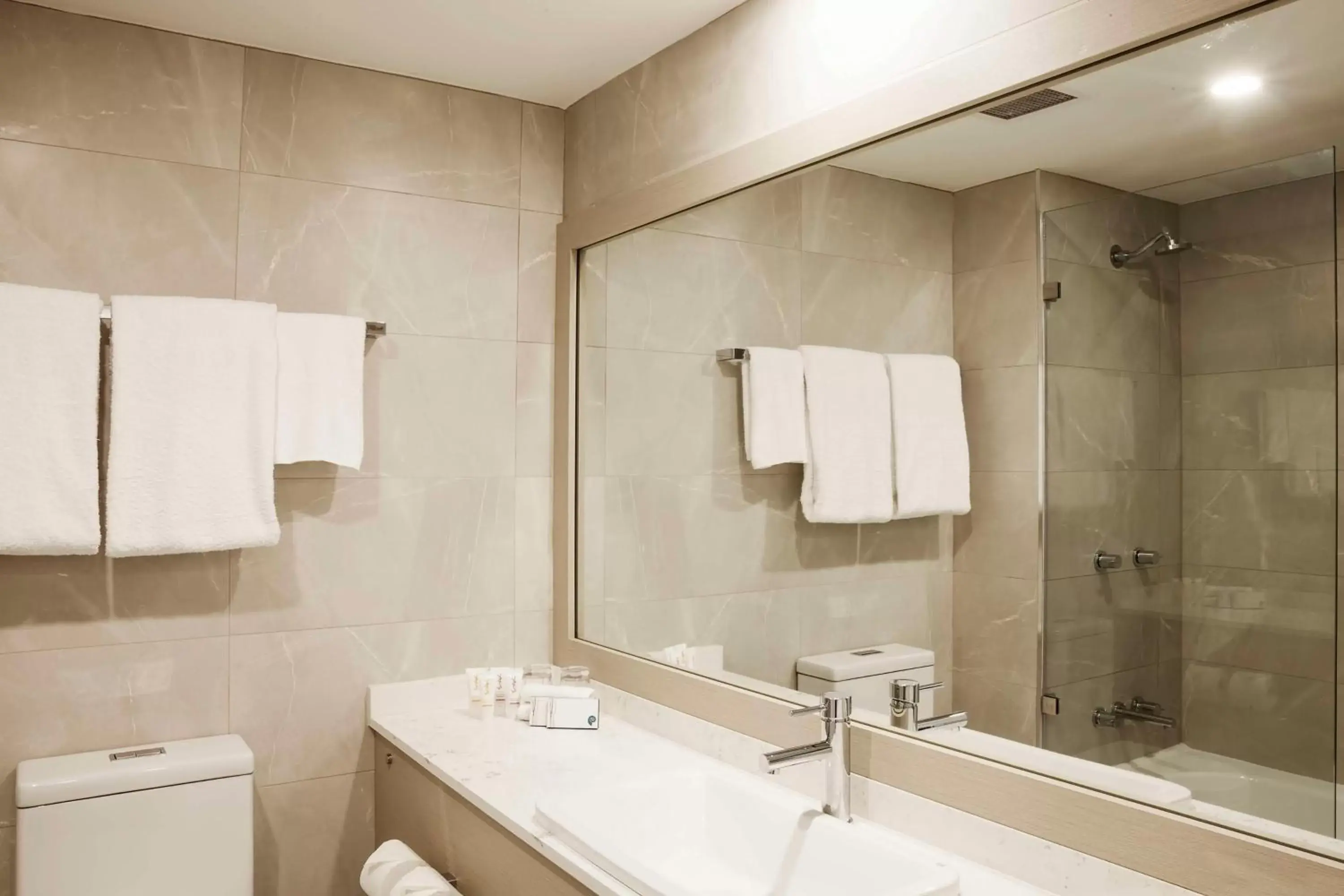 Bathroom in Metro Aspire Hotel Sydney