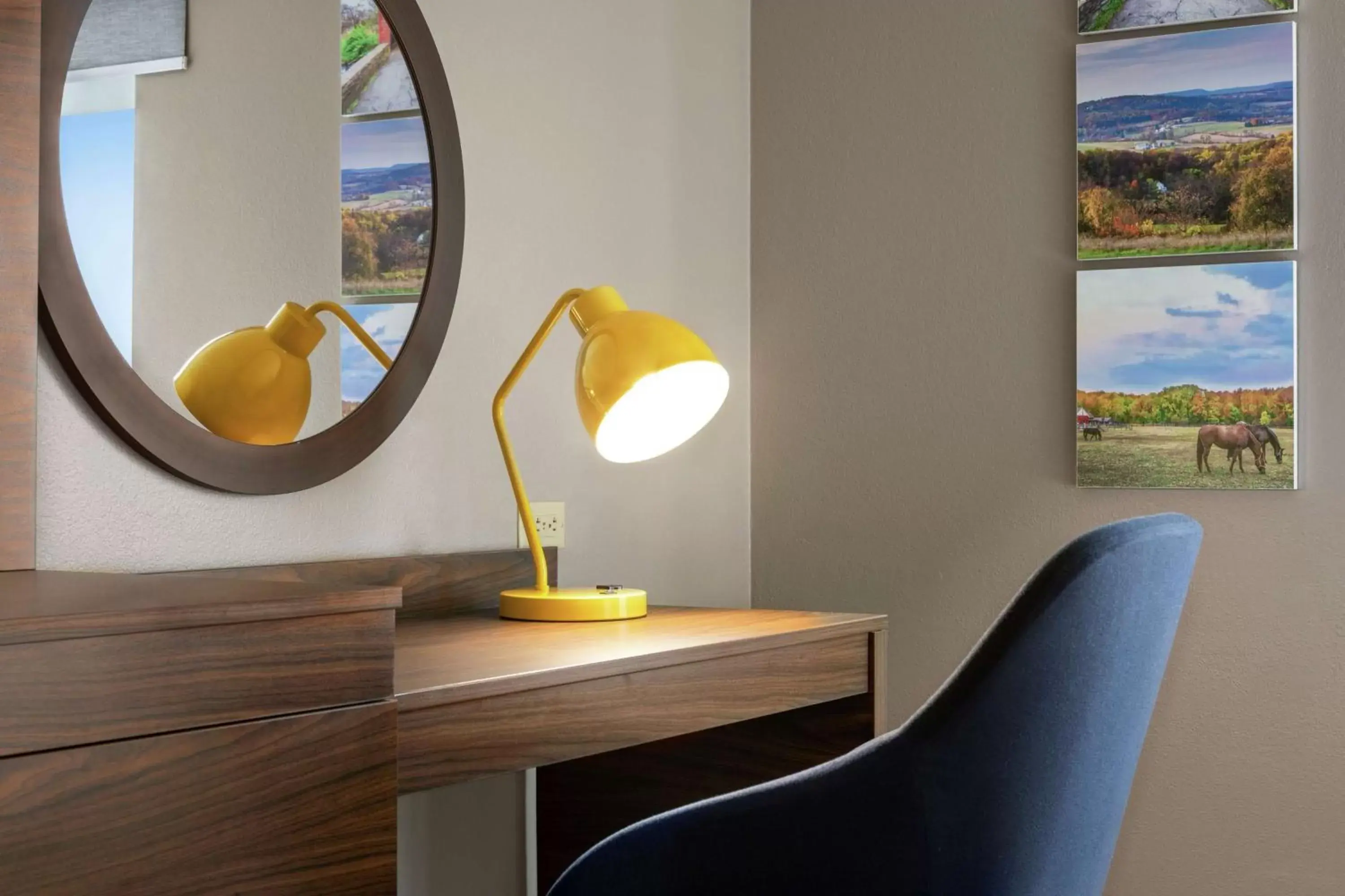 Bedroom, Seating Area in Hampton Inn & Suites Frederick/Fort Detrick