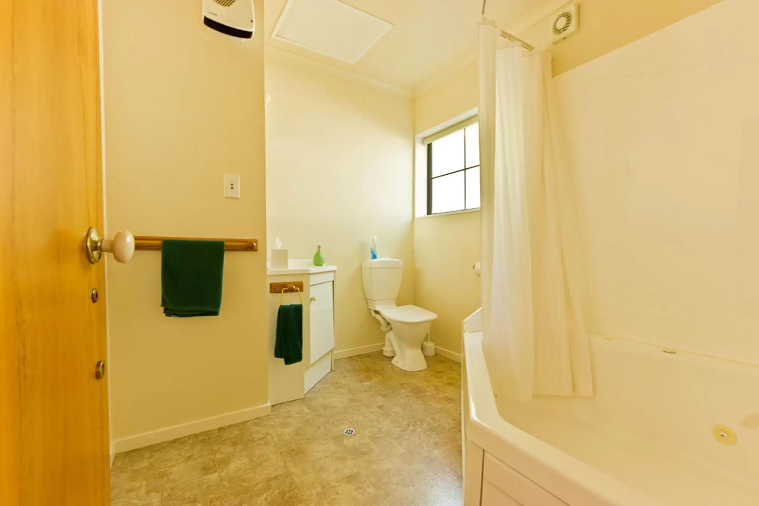 Bathroom in Arrow Motel Apartments